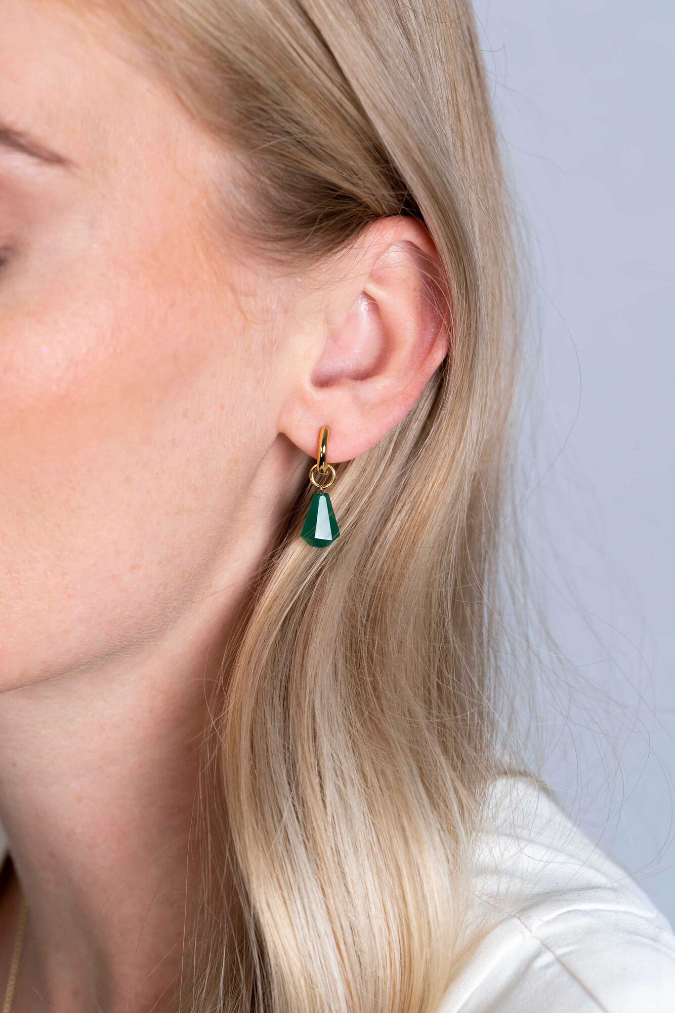 ZINZI silberne Ohranhänger 14K gelbgold vergoldet in Kegelform mit grünem Achat 8mm ZICH2256G