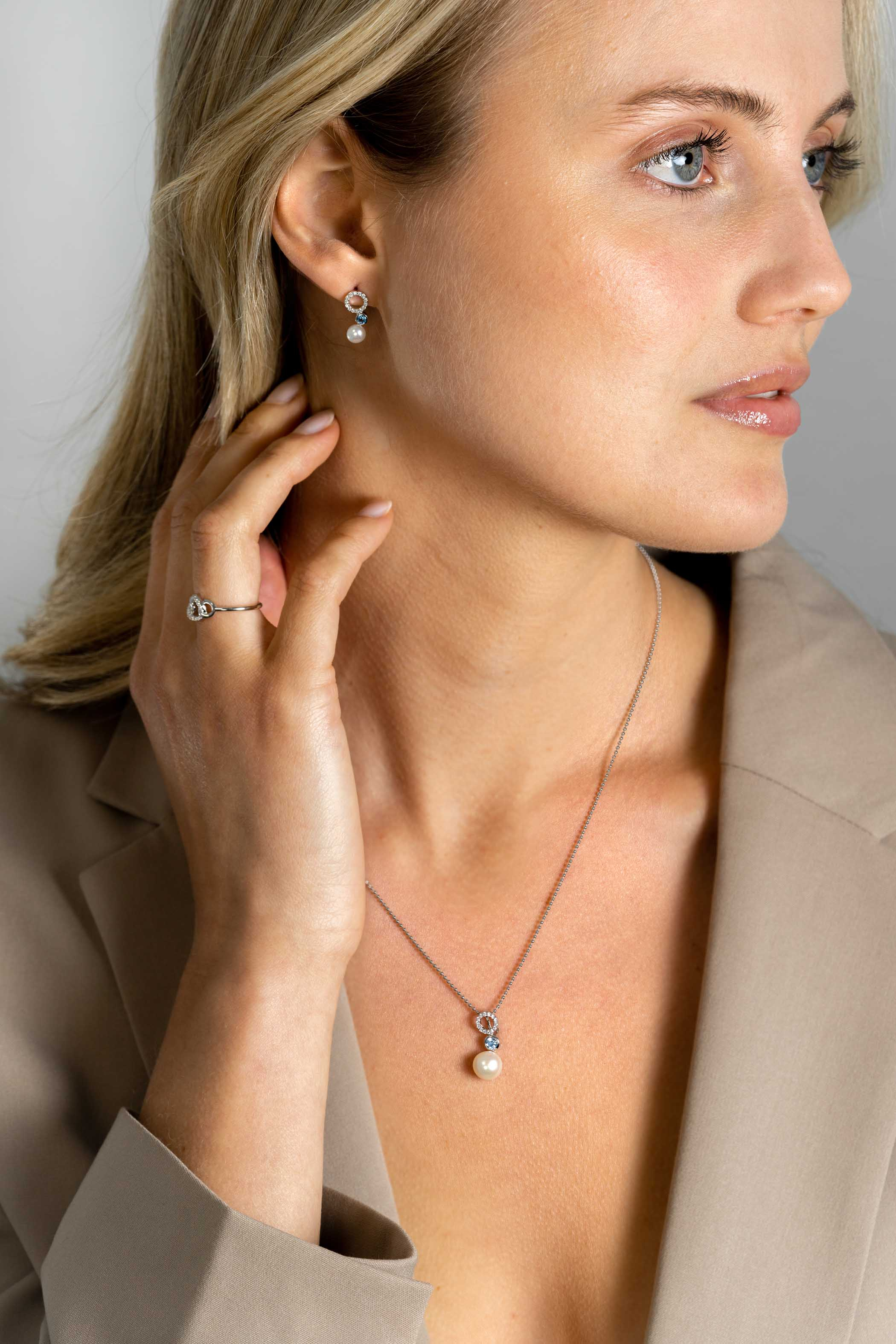 ZINZI zlv. oorstekers met zirc.wit/blauw/parel