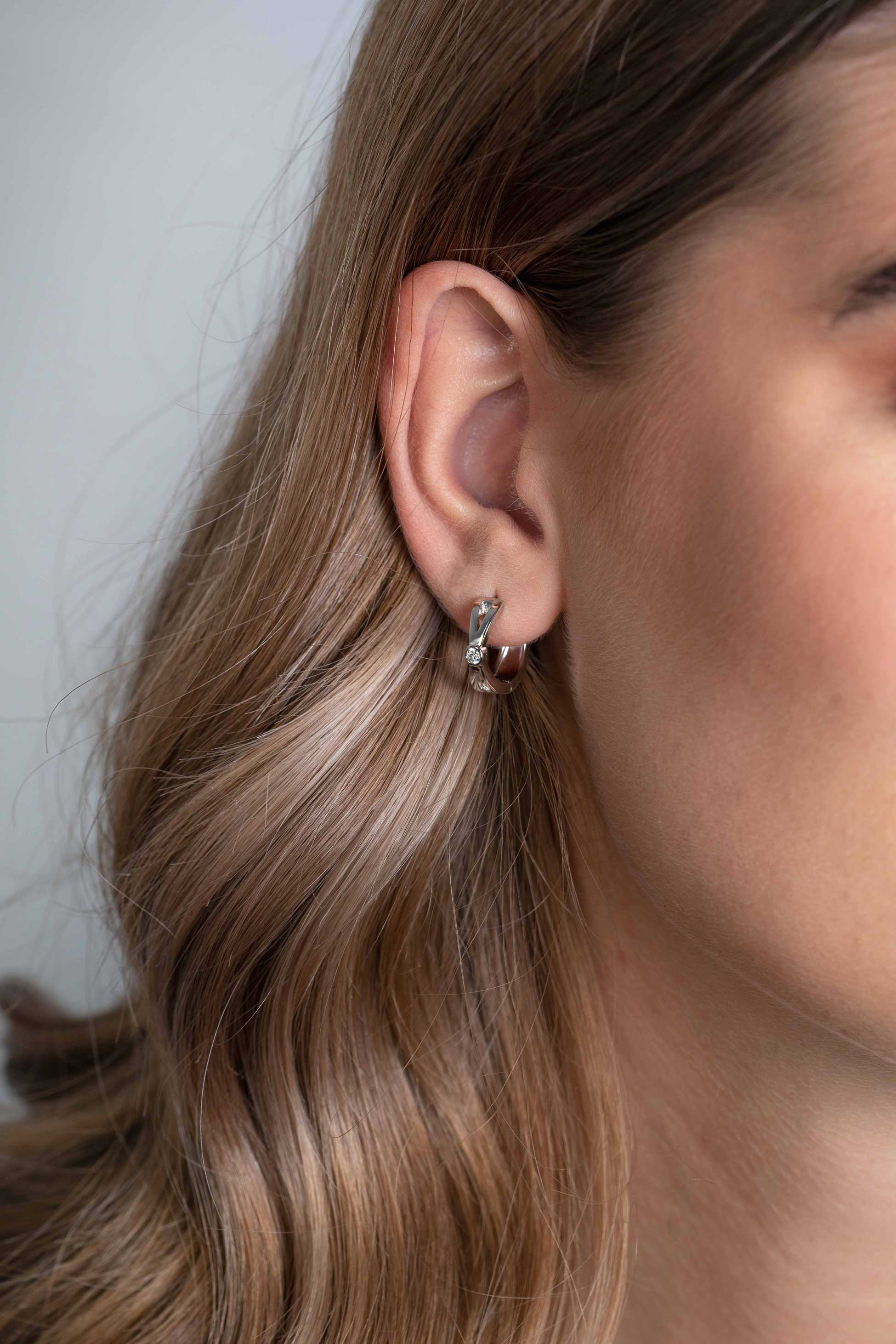 ZINZI silberne Ohrringe mit X-Form und weißen Zirkonia 17x5mm ZIO2194