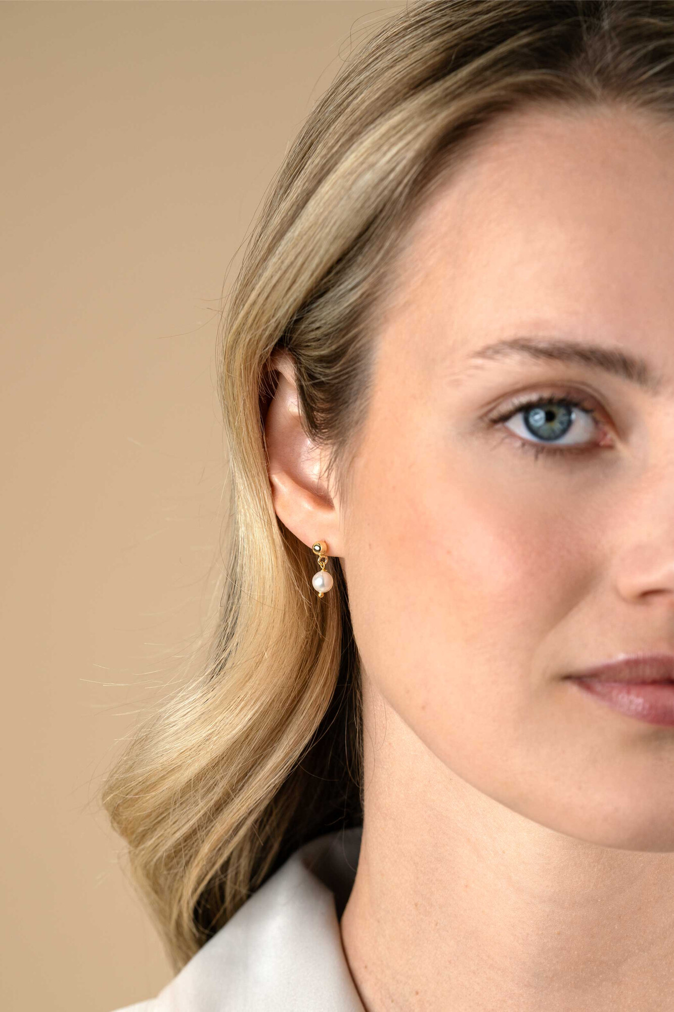 15mm ZINZI vergoldete Silber Ohrstecker mit baumelnder weißer Süßwasserperle 6mm in organischer Form ZIO2643