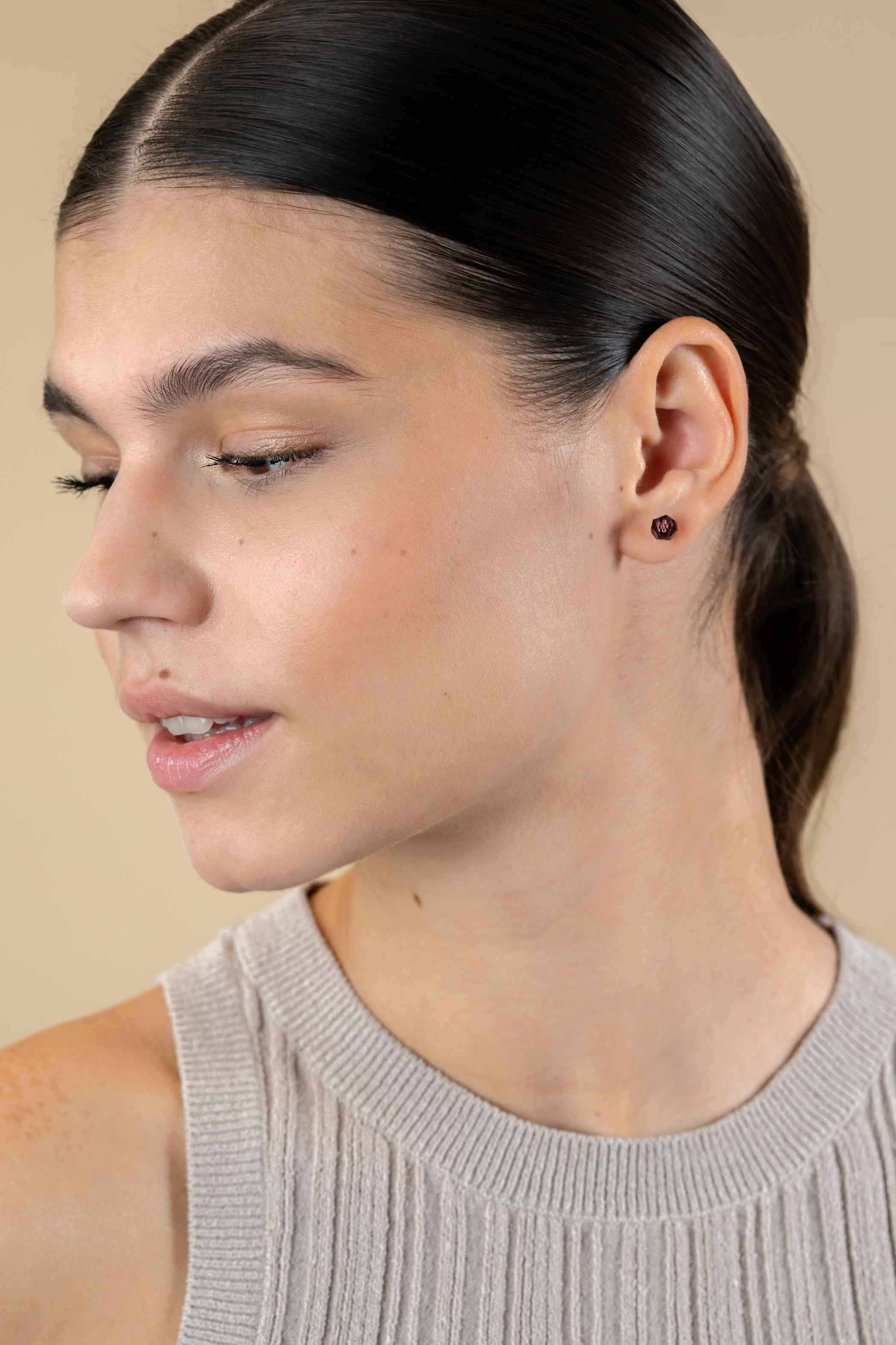 ZINZI zlv. oorknopjes paarse bead