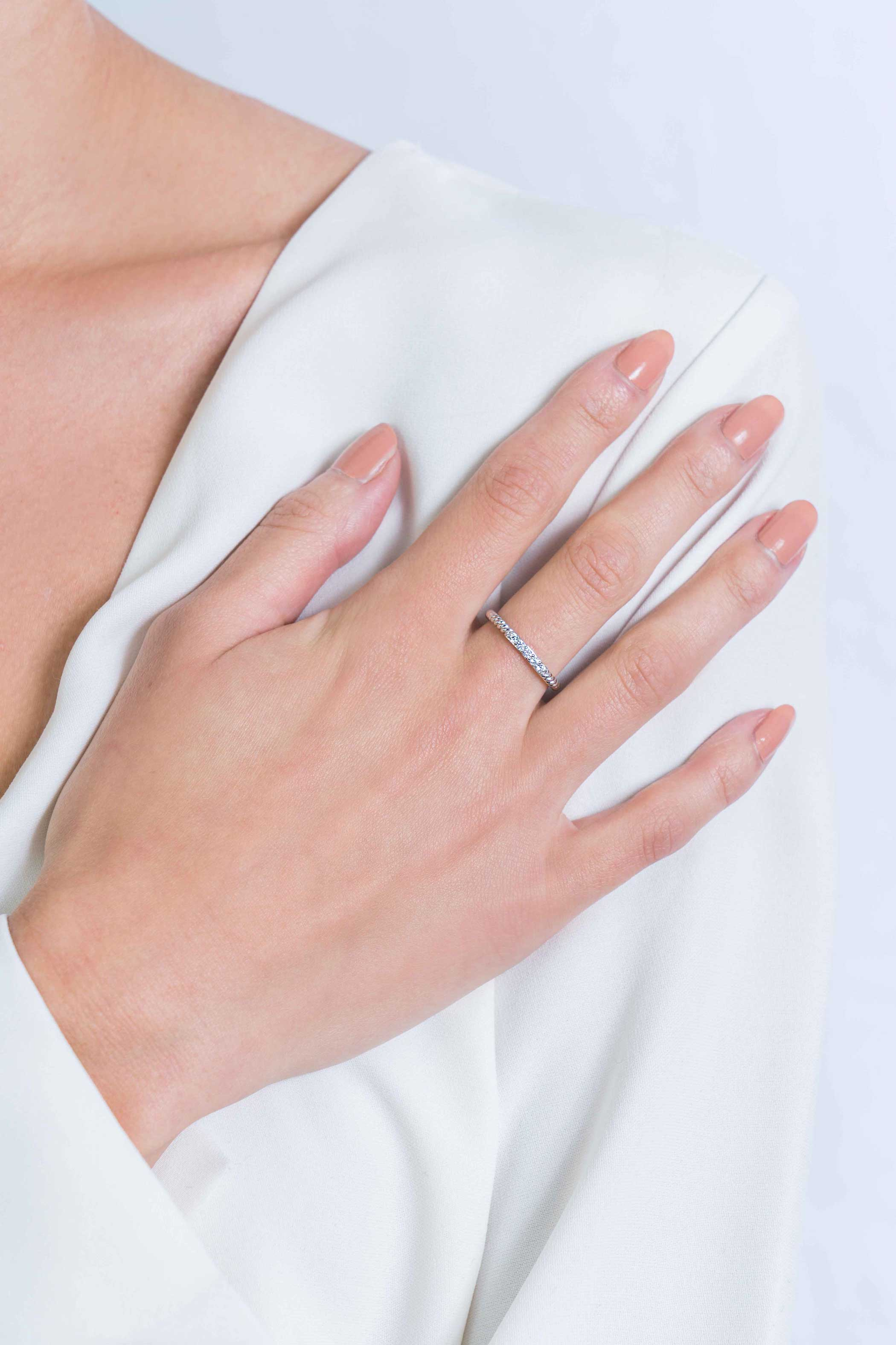 ZINZI silberner Ring verdreht 2mm weißer Zirkonia ZIR2128