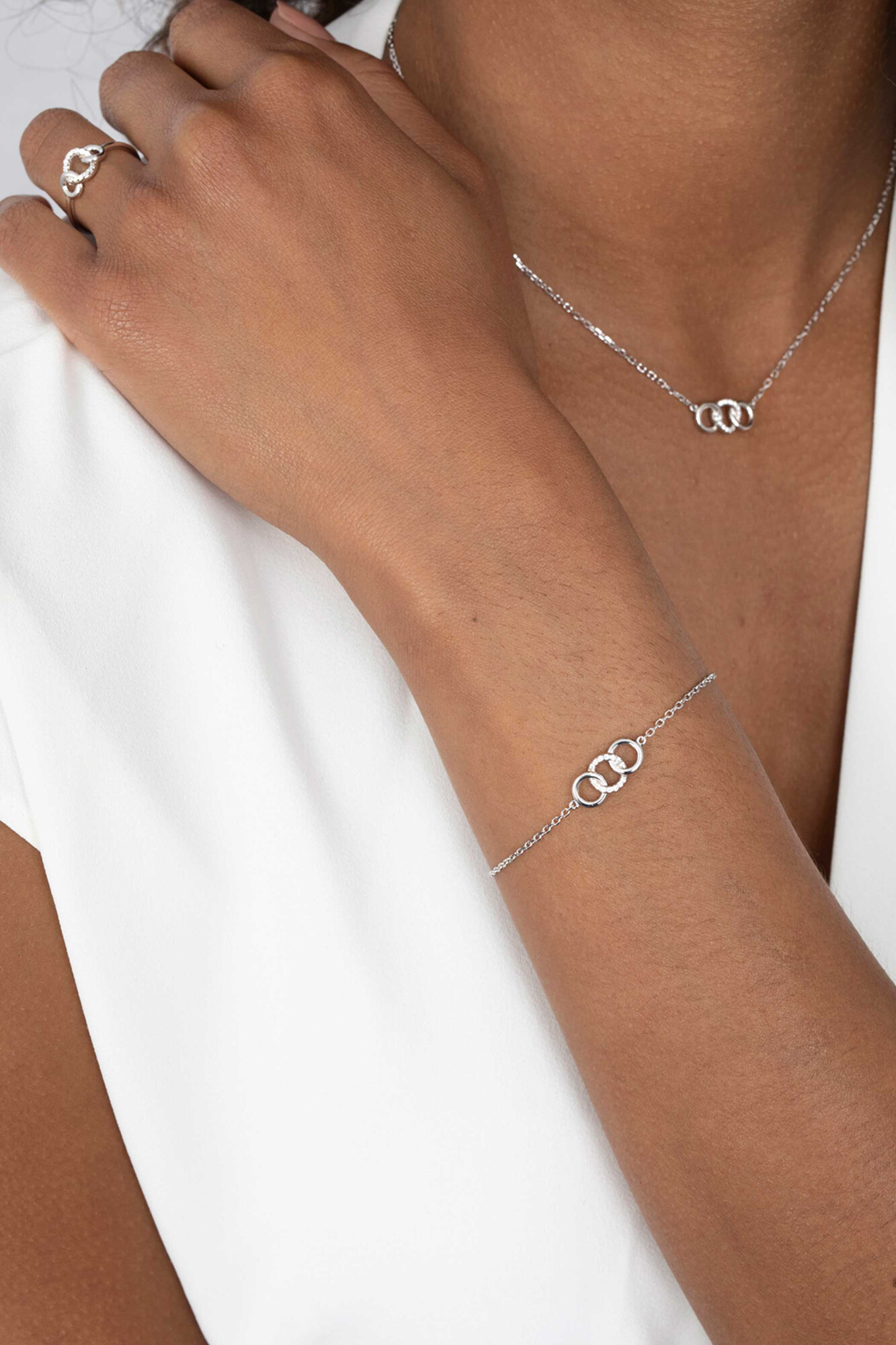 ZINZI silbernes Armband 3 offen Kreise verbunden  weiß ZIA2045