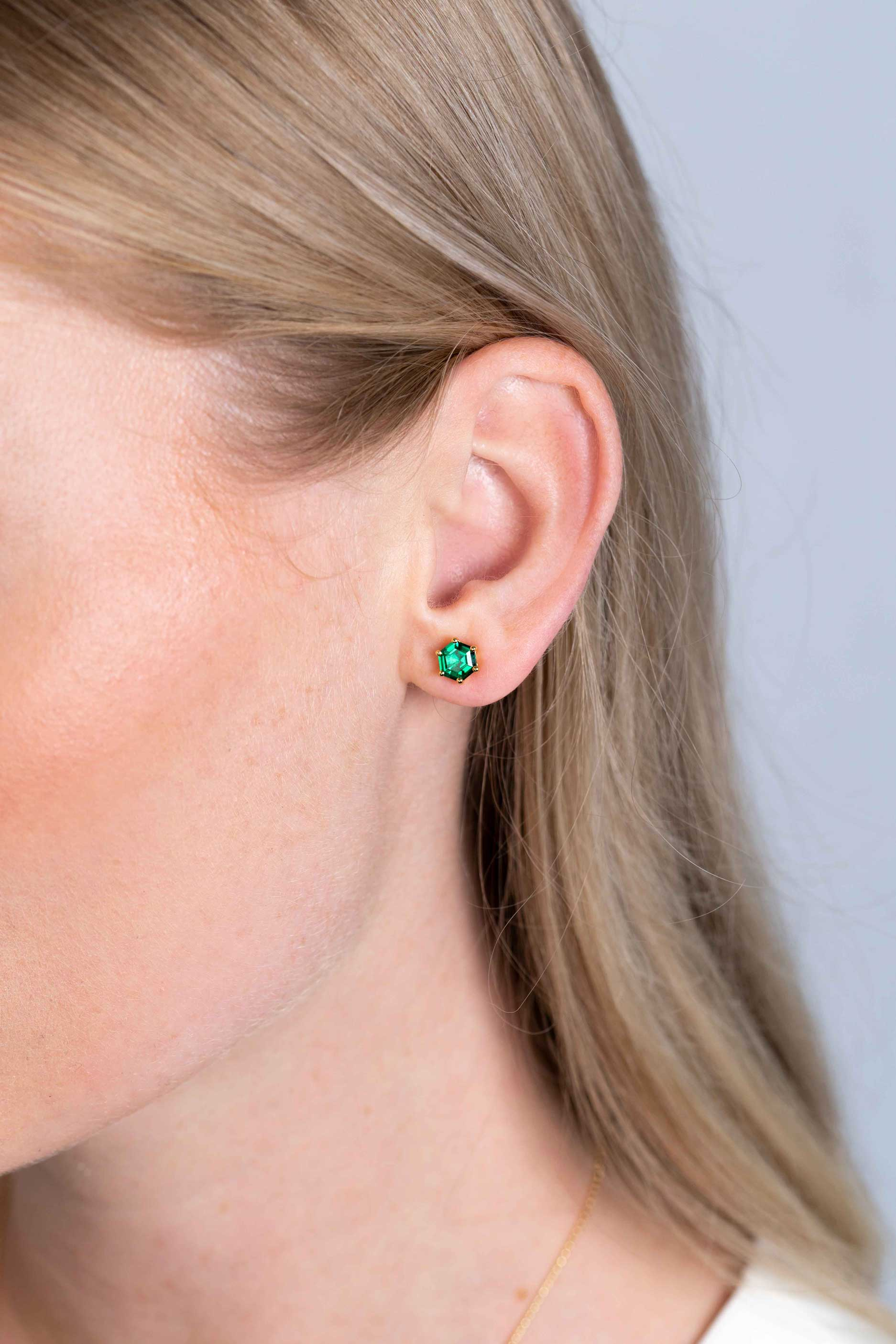 ZINZI silberne Ohrstecker extra 14K gelb vergoldet Hexagon mit grünen Farbsteinen 7mm ZIO2259G