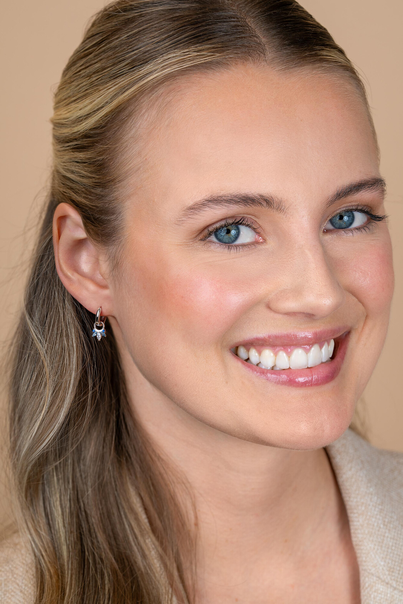 10mm ZINZI Silber-Ohrhänger mit fünf spielerischen Fassungen in abnehmender Größe, besetzt mit blauen Steinen und weißen Zirkonia ZICH2633B (ohne Ohrringe)