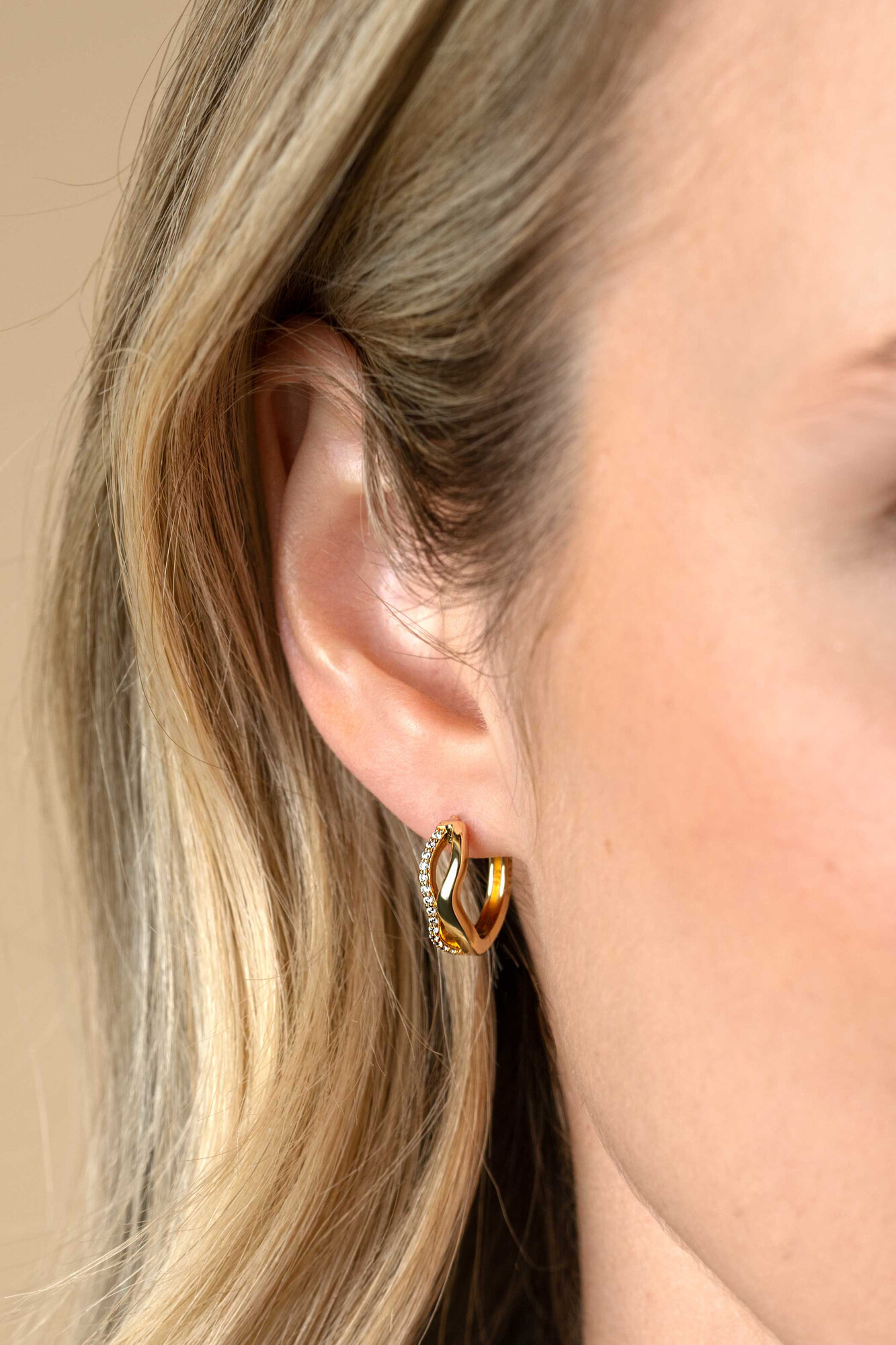 15mm ZINZI vergoldete Silber Creolen organisch geformt mit zwei geschwungenen Bahnen, eine davon besetzt mit weißen Zirkonia, mit Luxus-Schnappverschluss ZIO2629Y