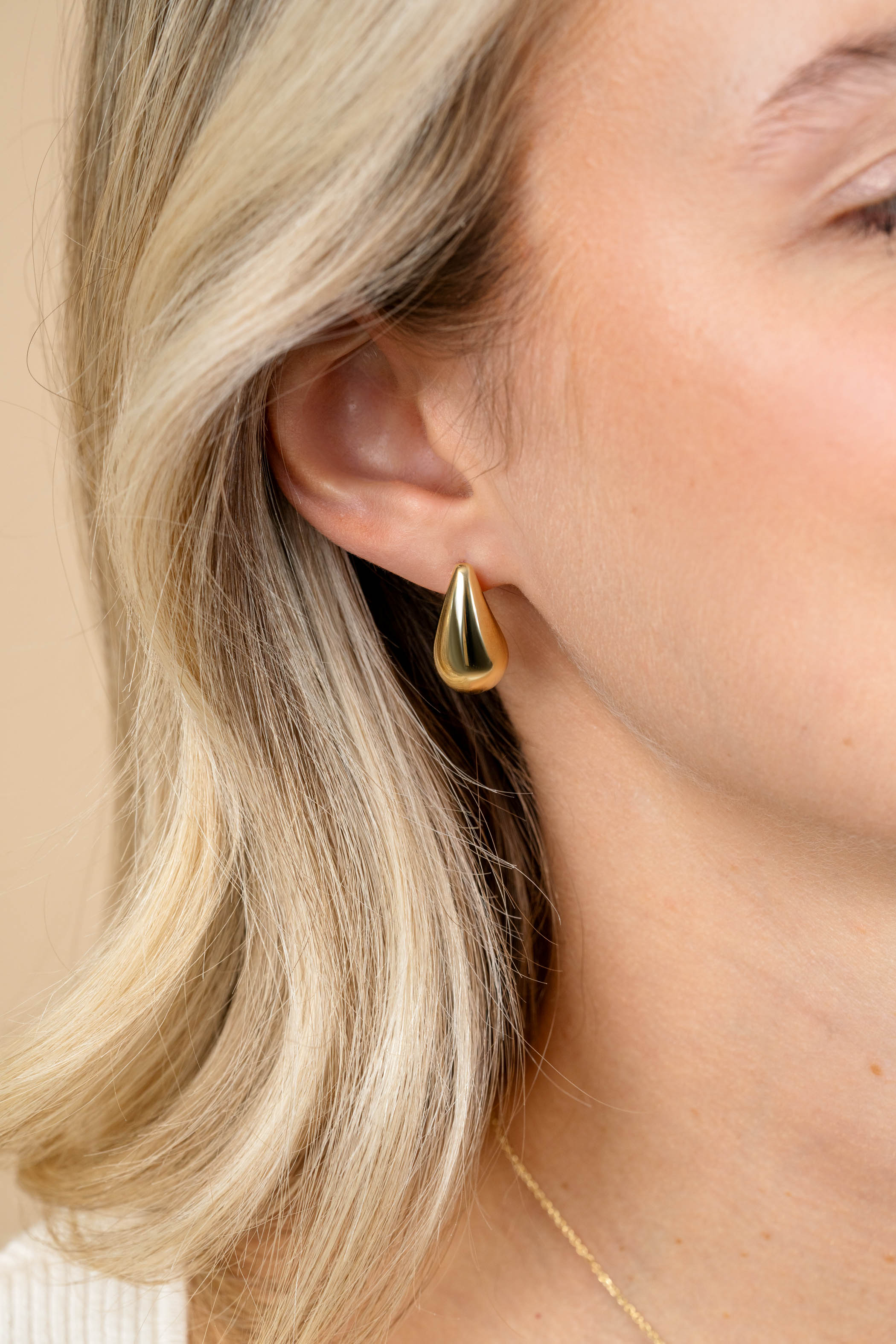 20mm ZINZI vergoldete Silber Ohrstecker in organischer Tropfenform ZIO2589G