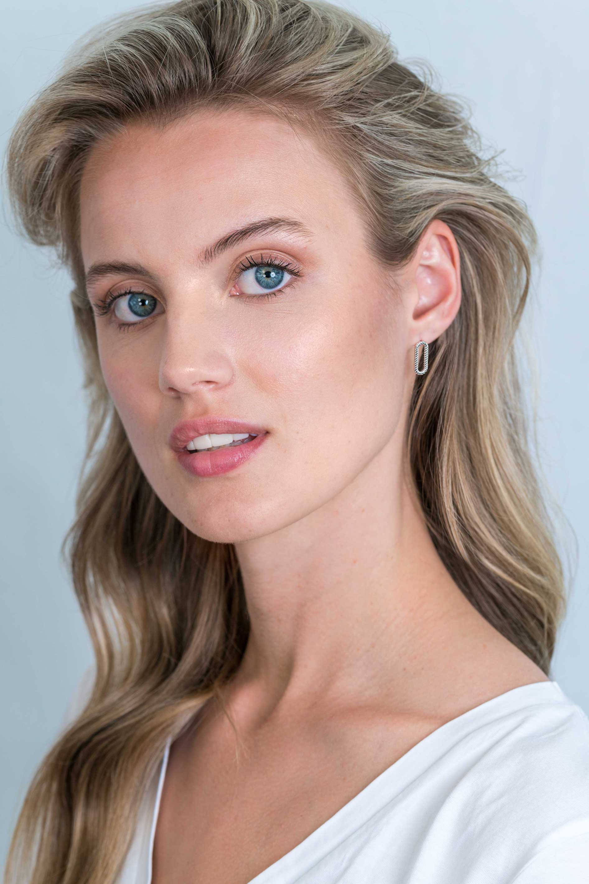 ZINZI silberne Ohrstecker 14mm oval bearbeitet ZIO2211