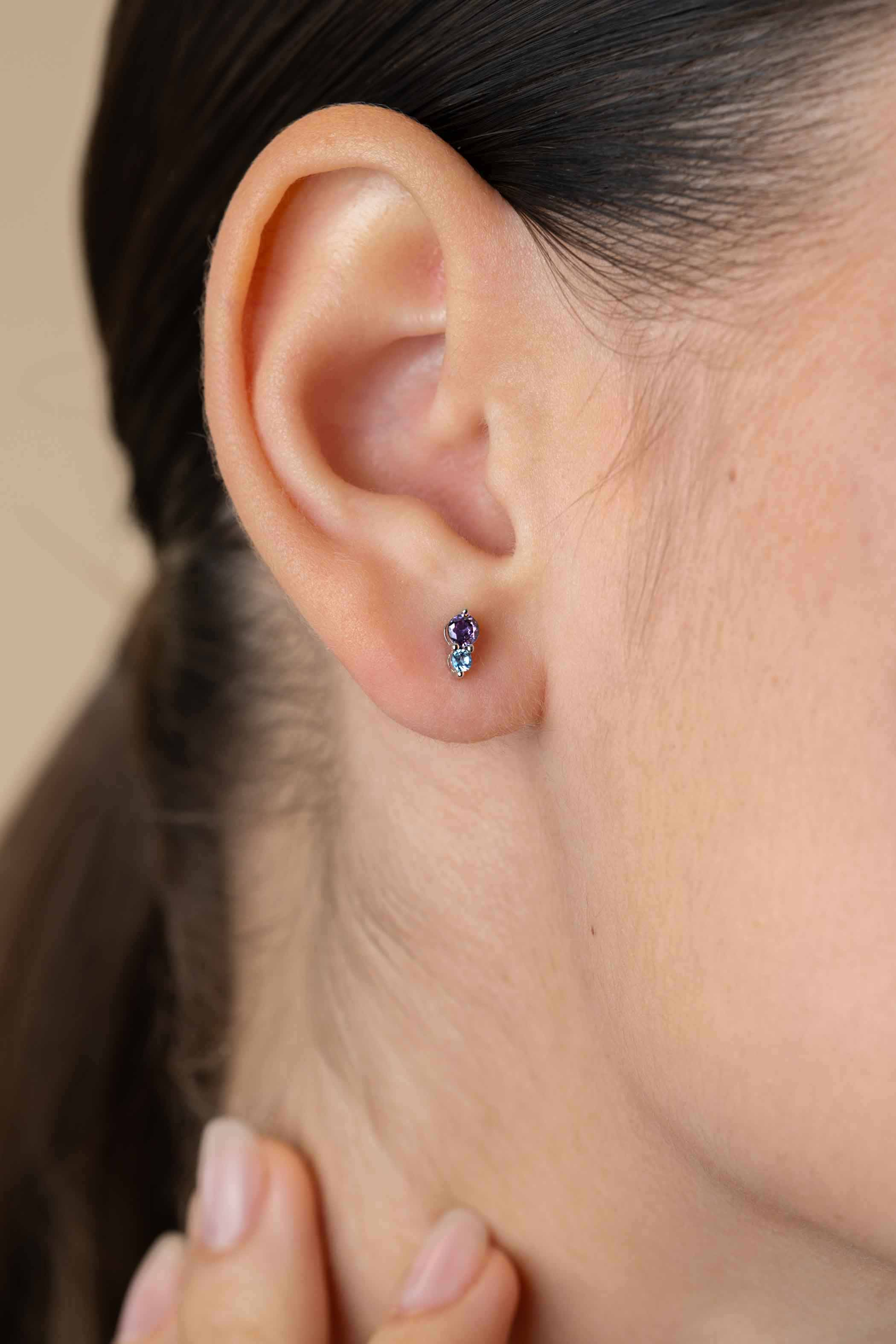 ZINZI zlv. oorknopje met blauwe en paarse zirc.