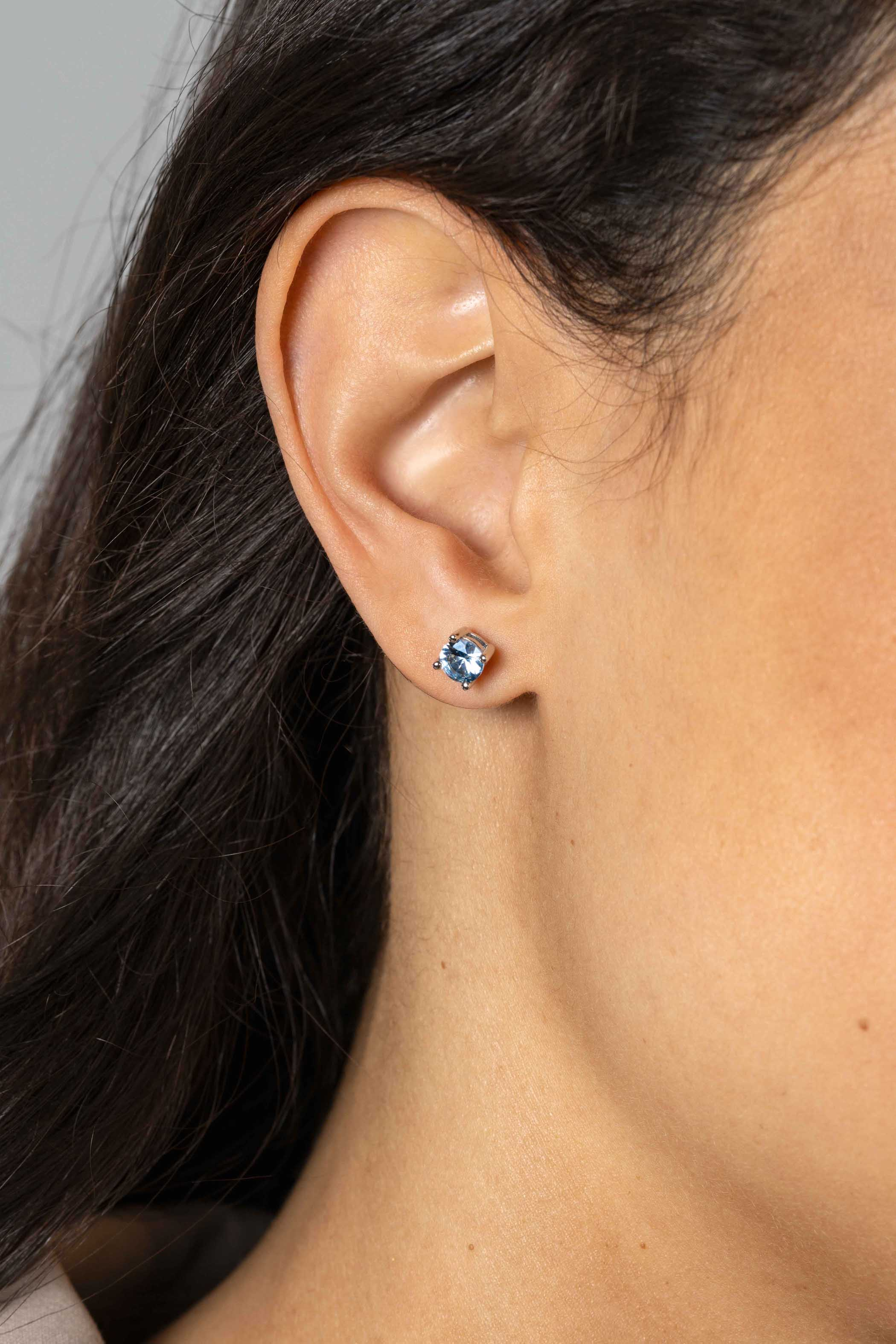 ZINZI zlv. oorknopjes vierpoot chaton blauwe zirc.