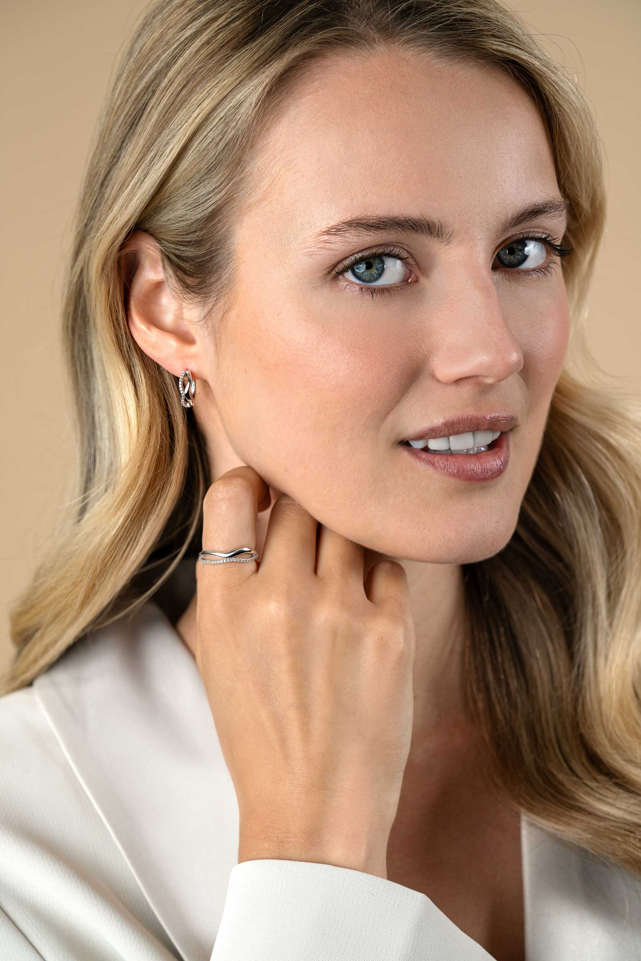 15mm ZINZI Silber Creolen organisch geformt mit zwei geschwungenen Bahnen, eine davon besetzt mit weißen Zirkonia, mit Luxus-Schnappverschluss ZIO2629