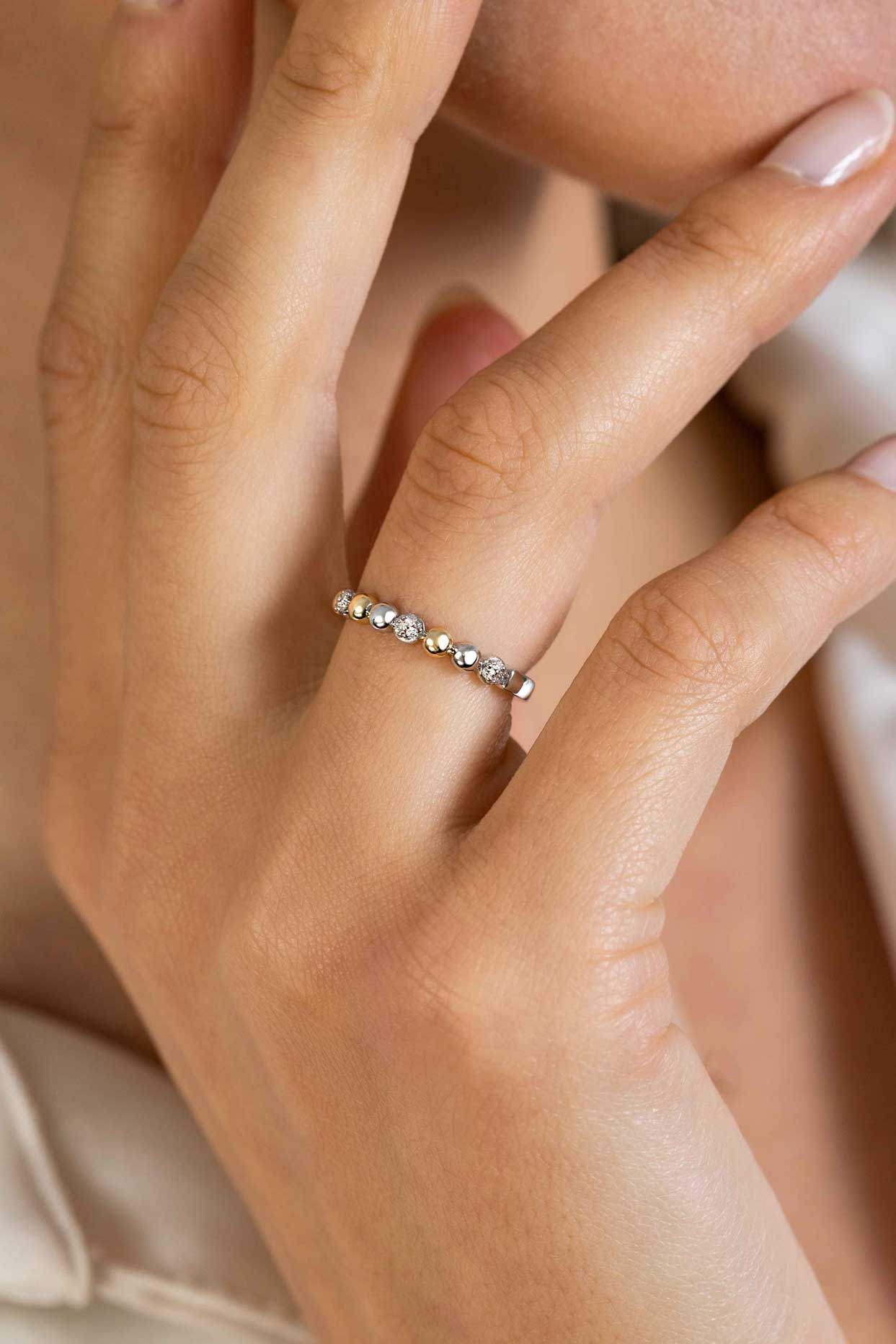 ZINZI zlv. aanschuifring bic. bolletjes en zirc. mt.62