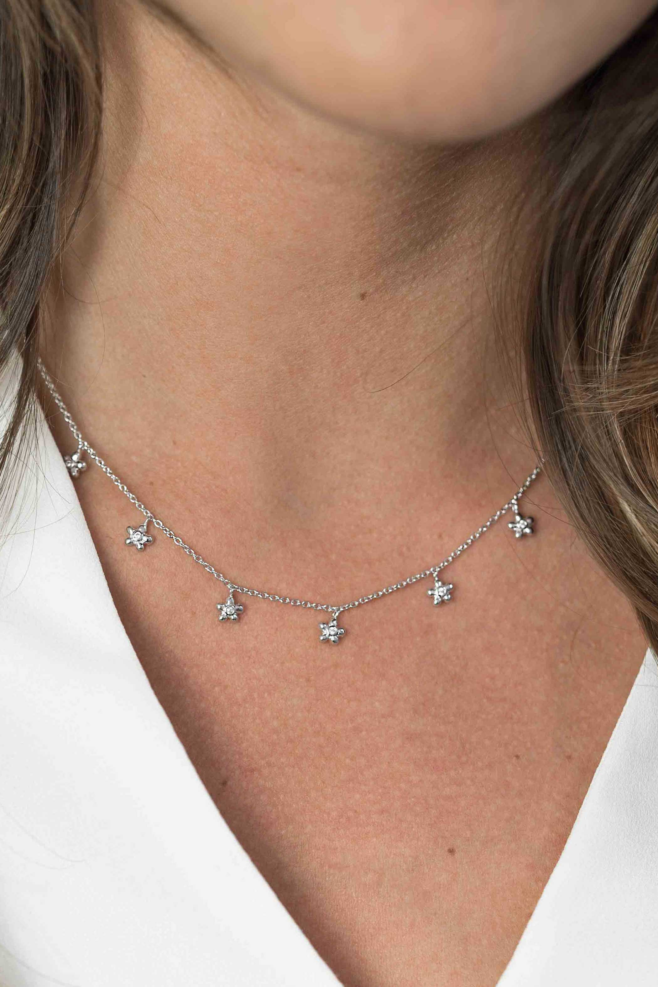 ZINZI zlv. collier met bloem hangertjes en zirc.