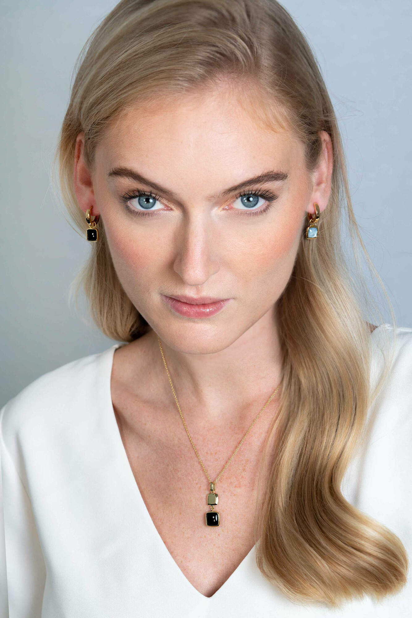 ZINZI Silberne Ohranhänger extra 14 Karat gelbvergoldetes Quadrat zweiseitig schwarzer Onyx und weißes Perlmutt 10mm ZICH2257G