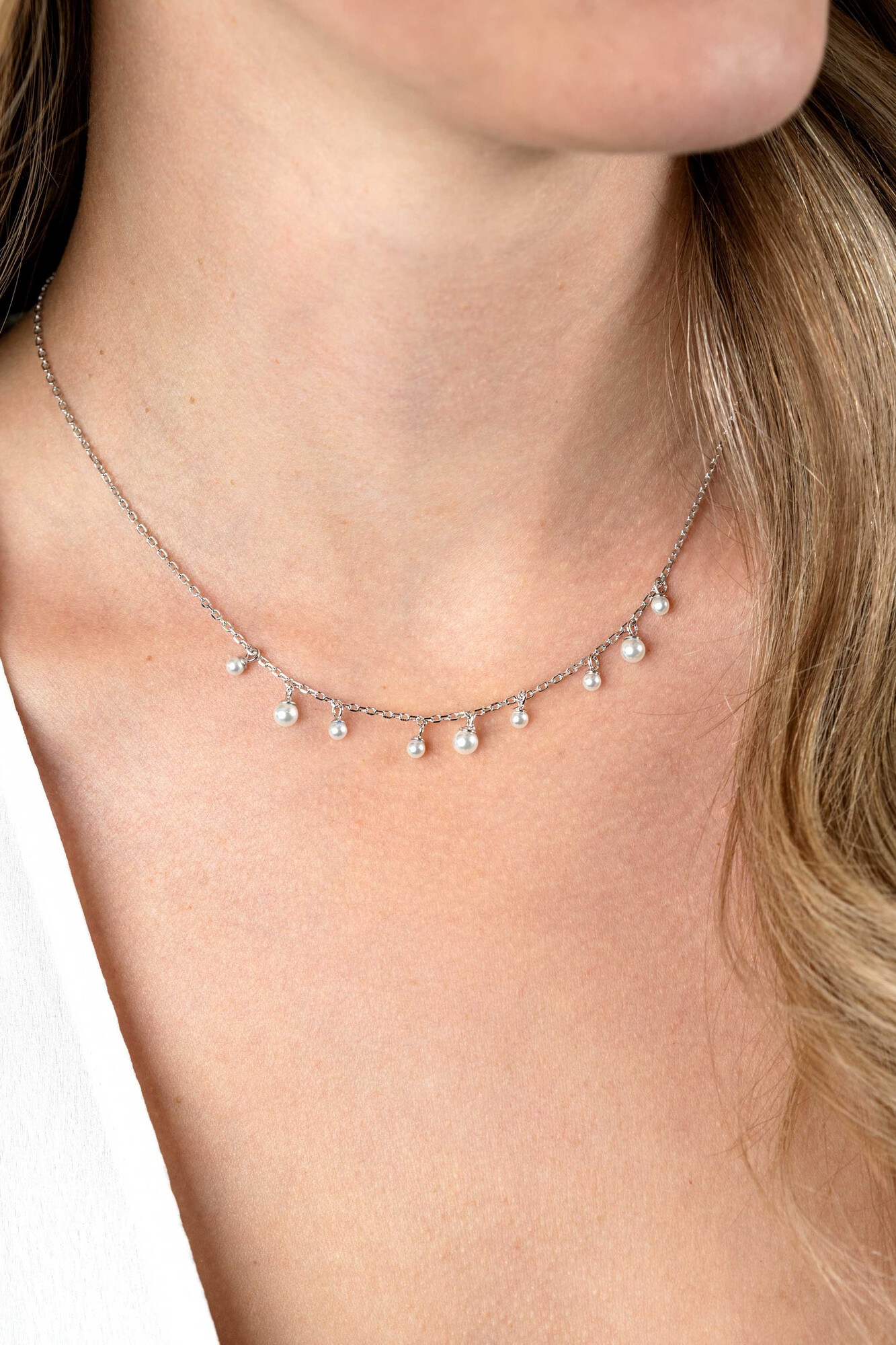 ZINZI Silberkette mit neun runden weißen Glasperlen in verschiedenen Größen, spielerisch auf der Kette verteilt, 40-45 cm ZIC2623