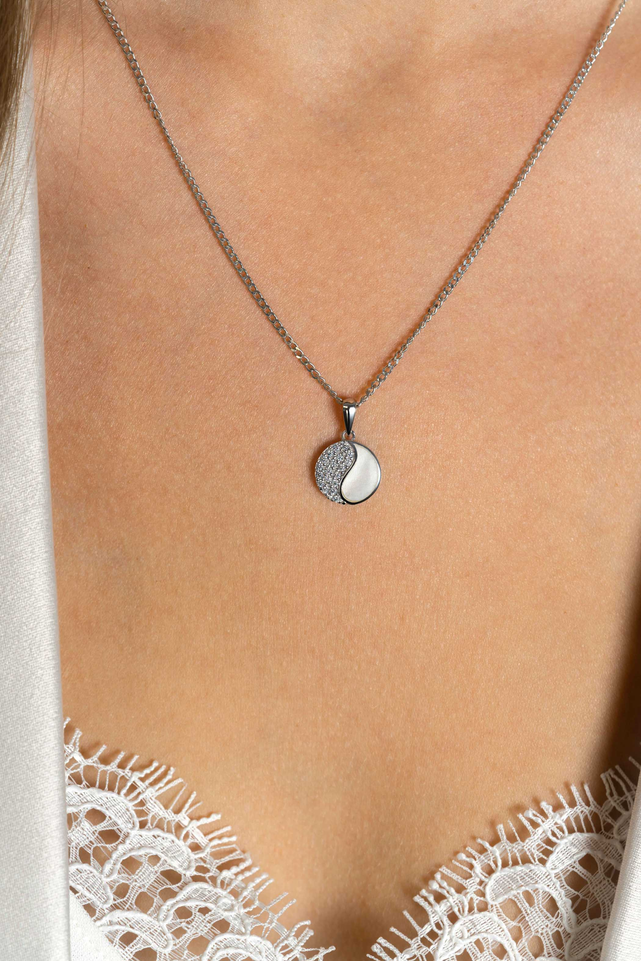 ZINZI zlv. hanger yin yang zirconia's parelmoer