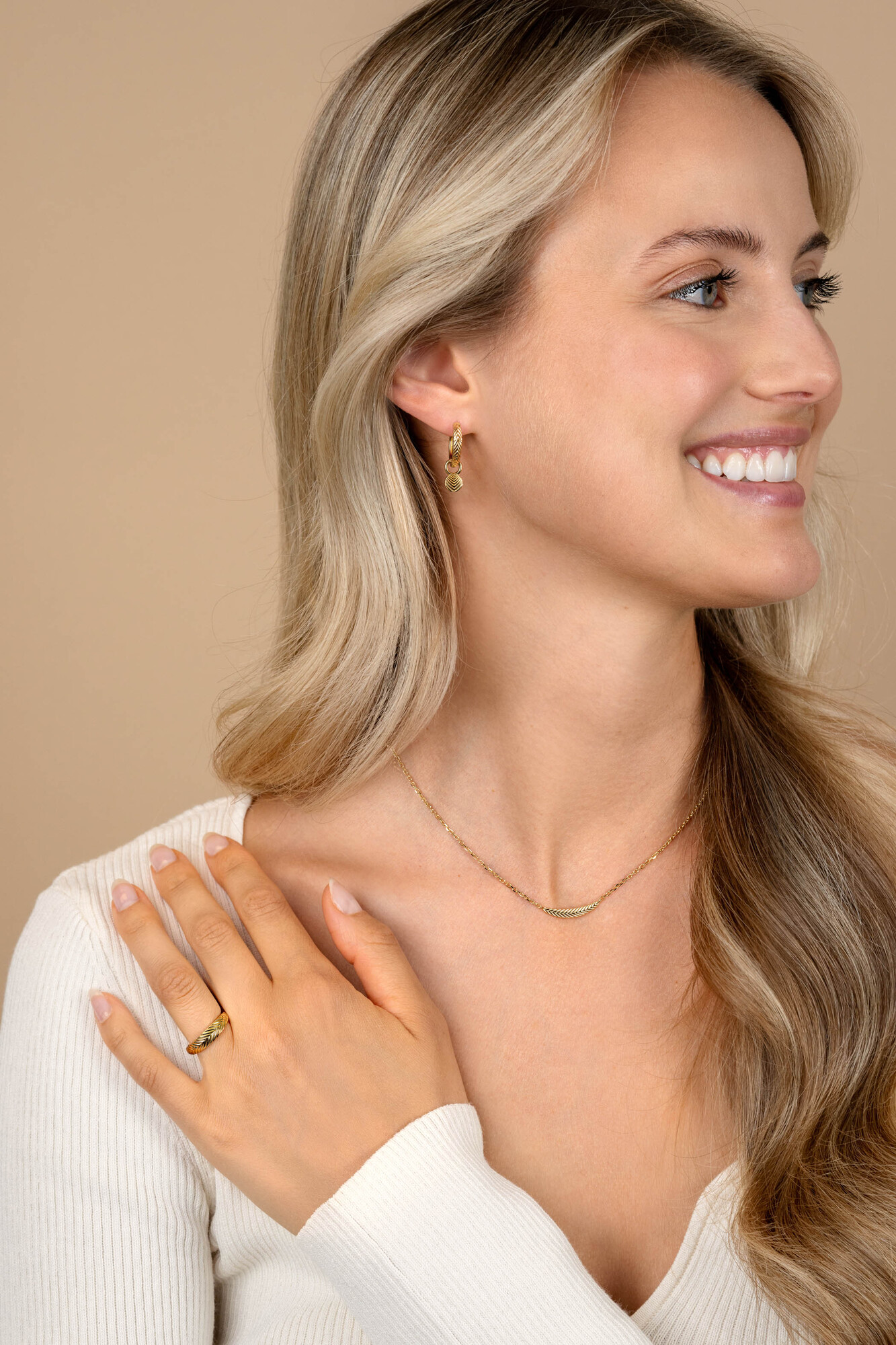 ZINZI vergoldete silberne Gliederkette mit großer Feder. Die Feder symbolisiert das Ausbreiten deiner Flügel und Freiheit. 40-45cm ZIC2644G