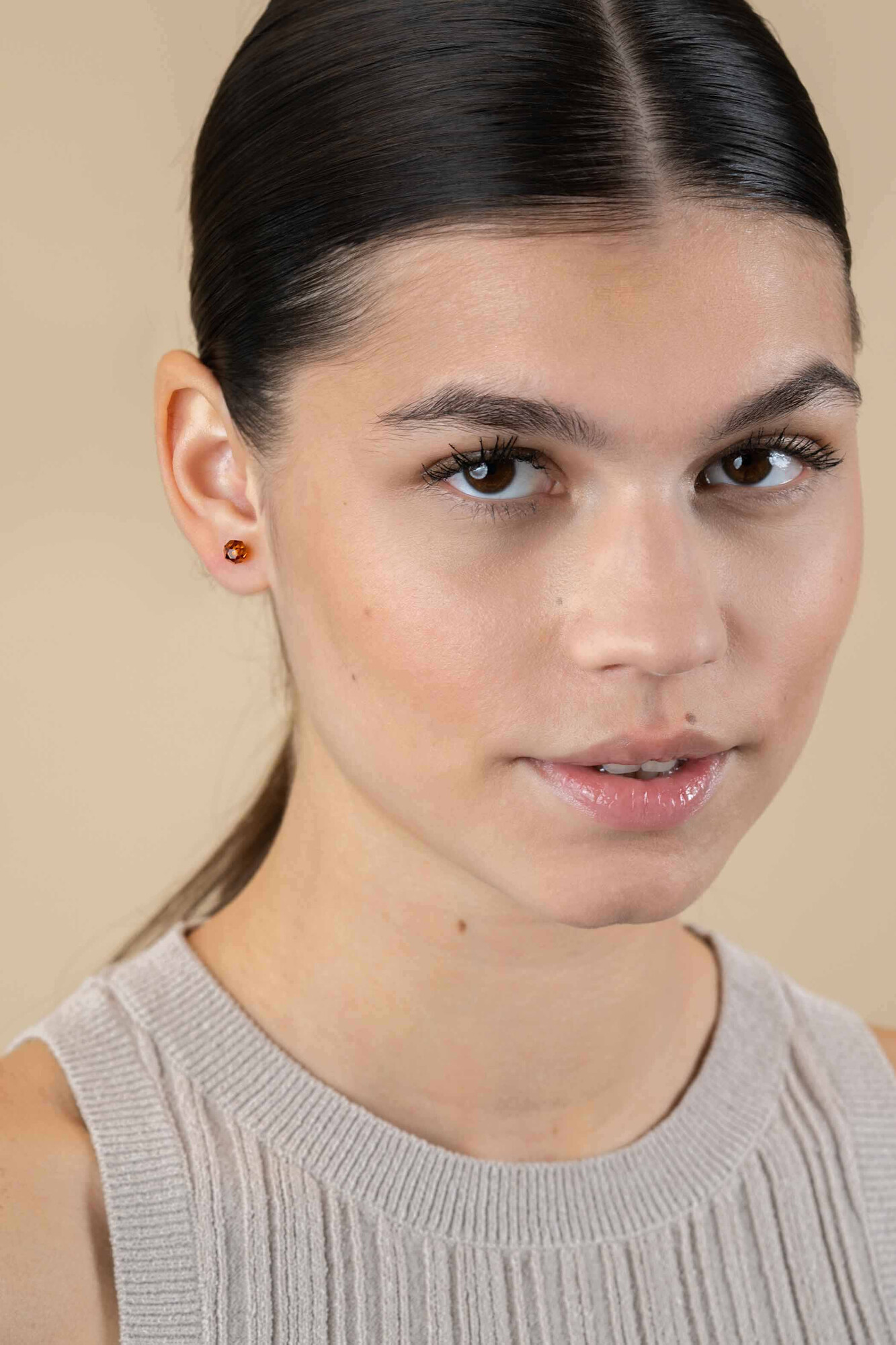 ZINZI zlv. oorknopjes bruine bead