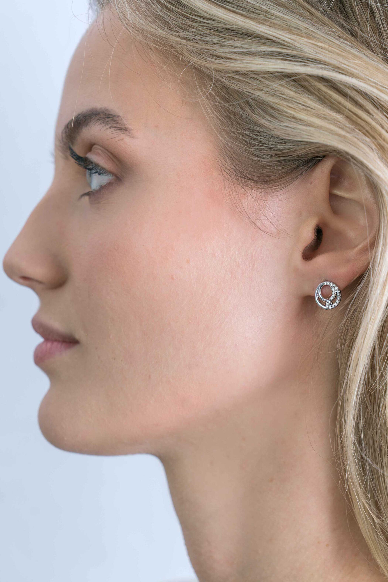 ZINZI silberne Ohrstecker 10mm symbolisiert Verbundenheit  weiße Zirkonias ZIO2119