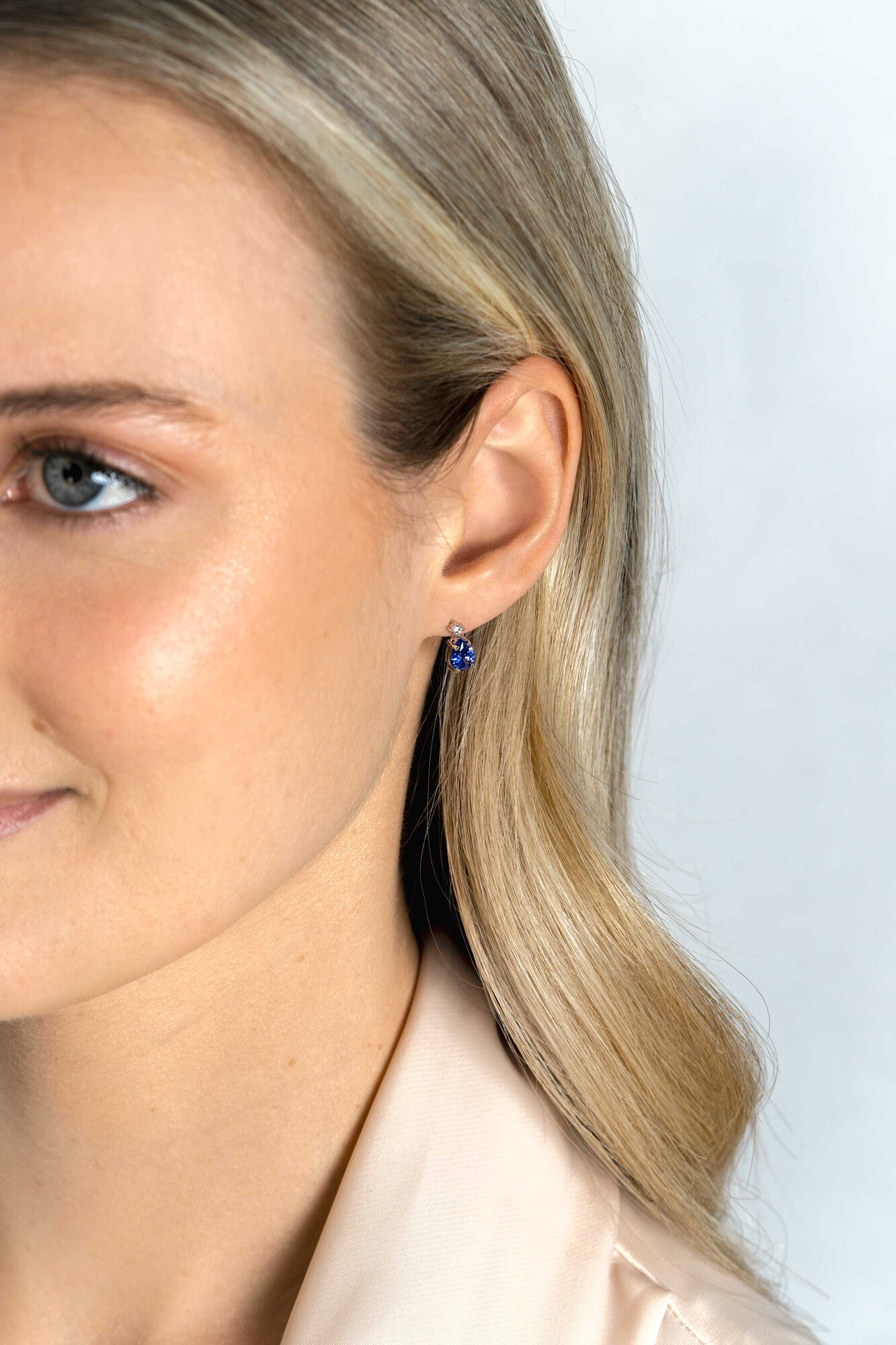 ZINZI zlv. oorknopjes zirc. en blauwe peer zirc.