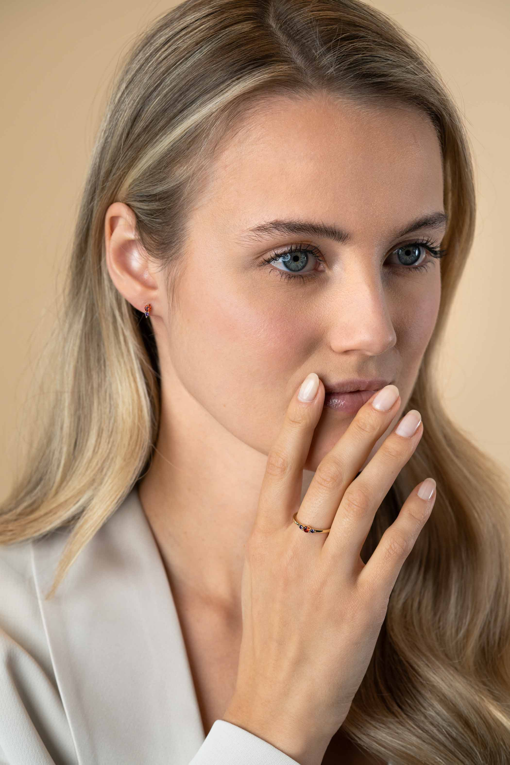 ZINZI zlv. oorknopjes rood/paars zirconia