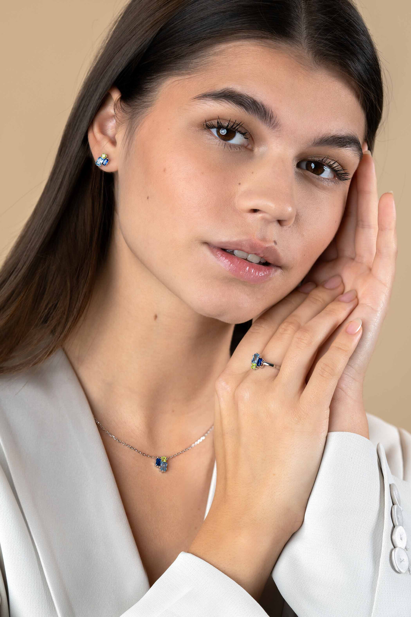 ZINZI zlv. ring met blauw tinten en groen zirc.mt.50