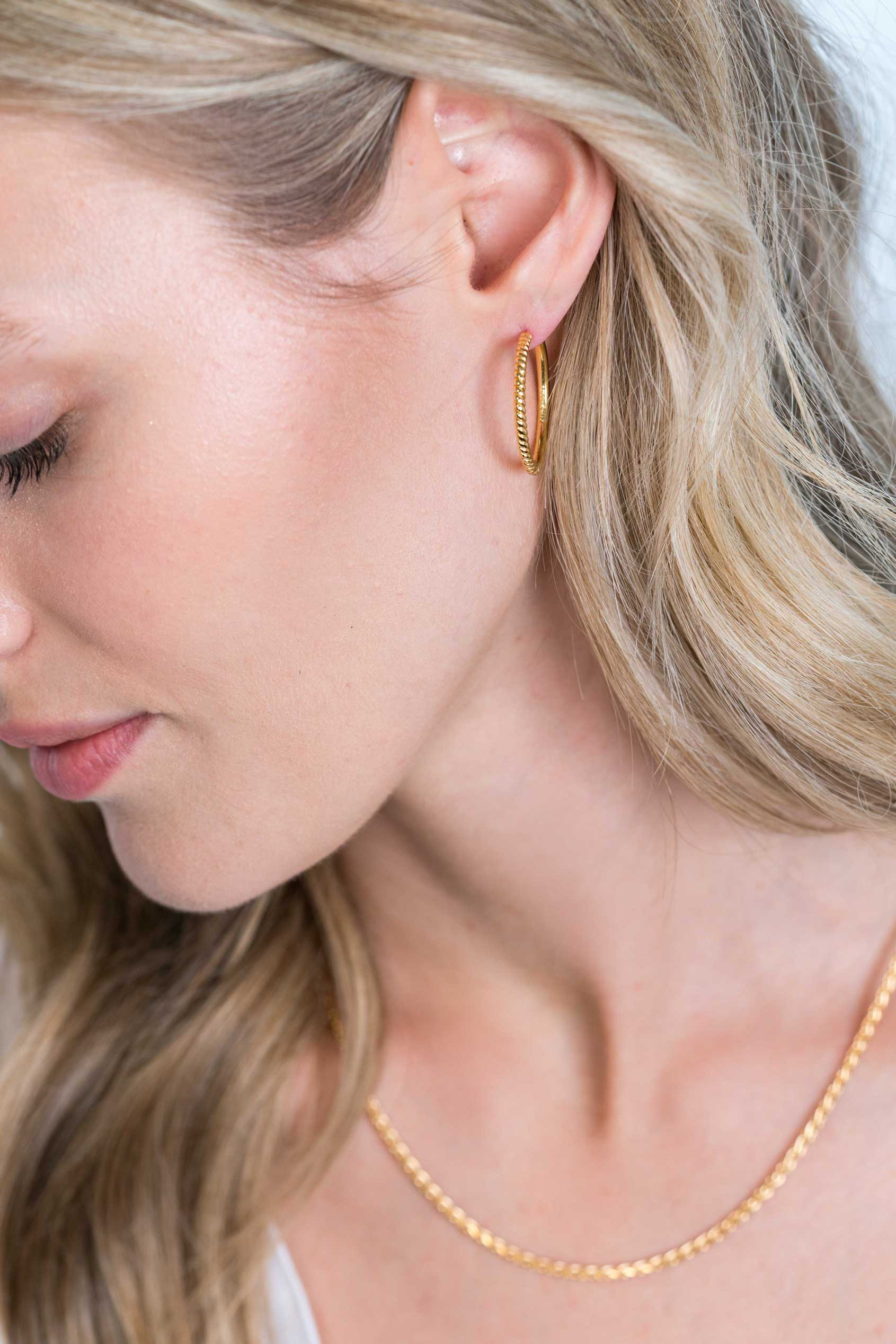 ZINZI silberne Ohrringe 14K gelbvergoldet gedreht Motiv 25 x 2mm ZIO2129G