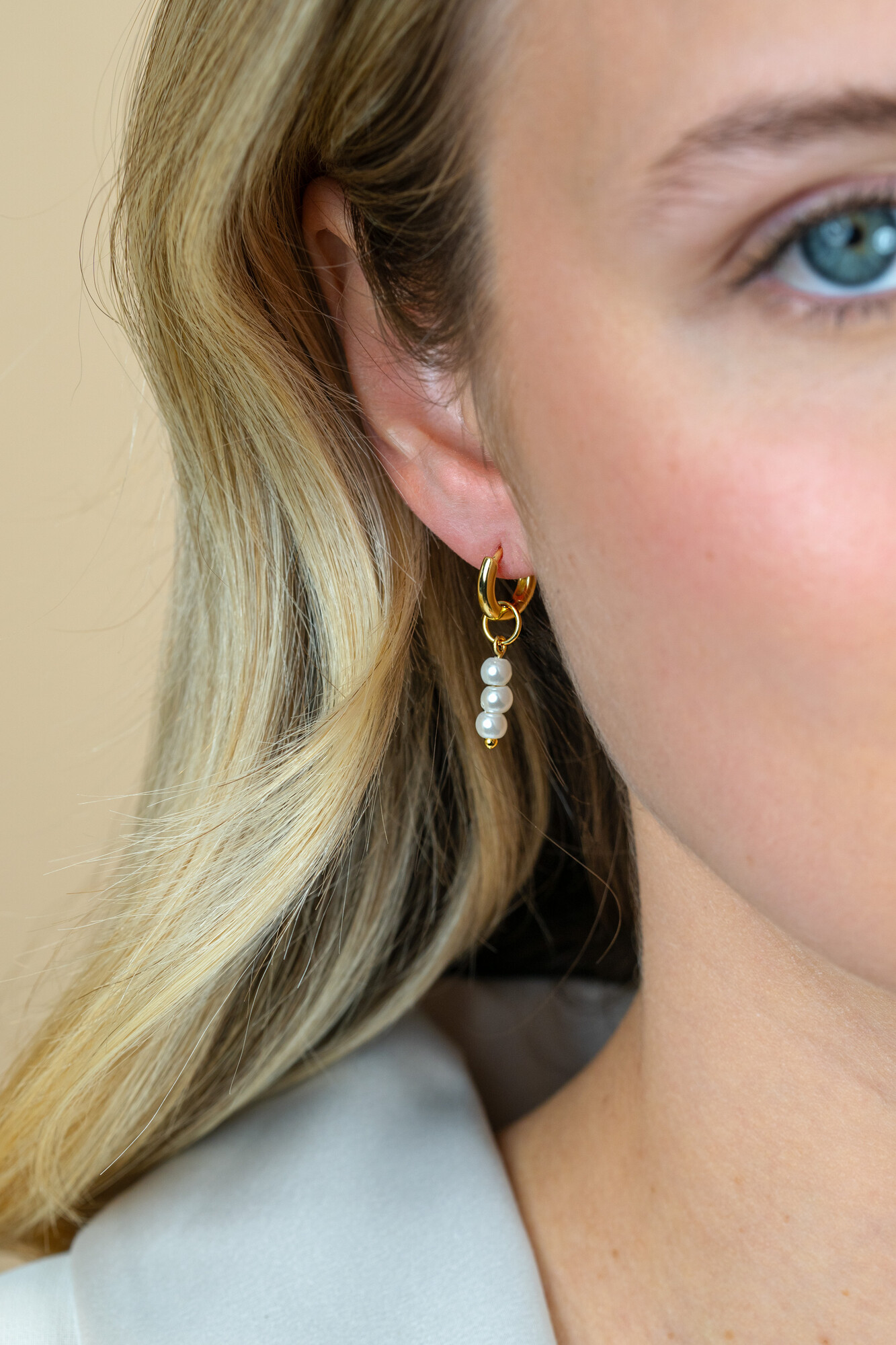 ZINZI zlv. oorbedels geel verguld met 3x witte parel