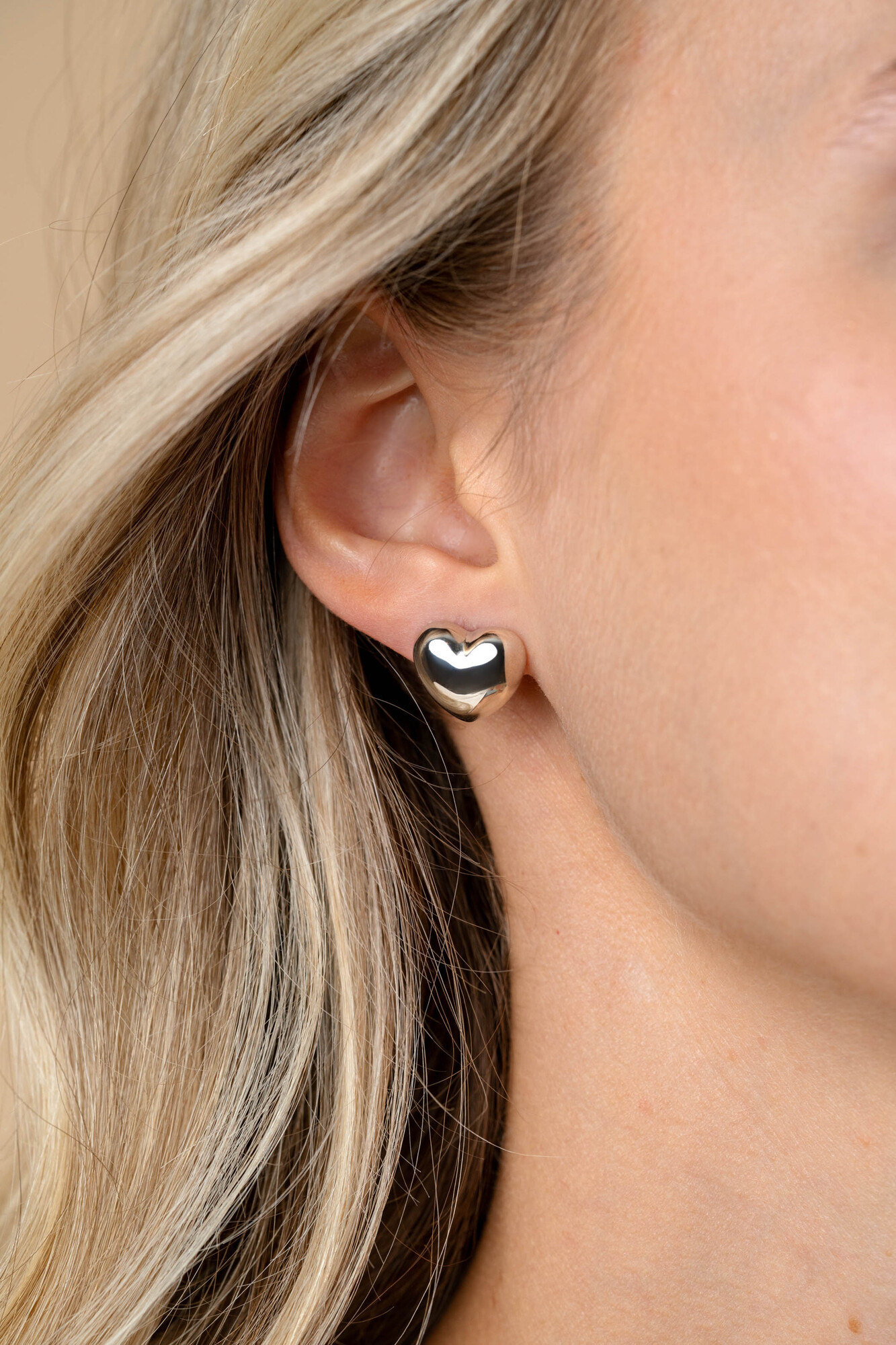 13mm ZINZI Silberne Herzförmige Ohrstecker ZIO2672