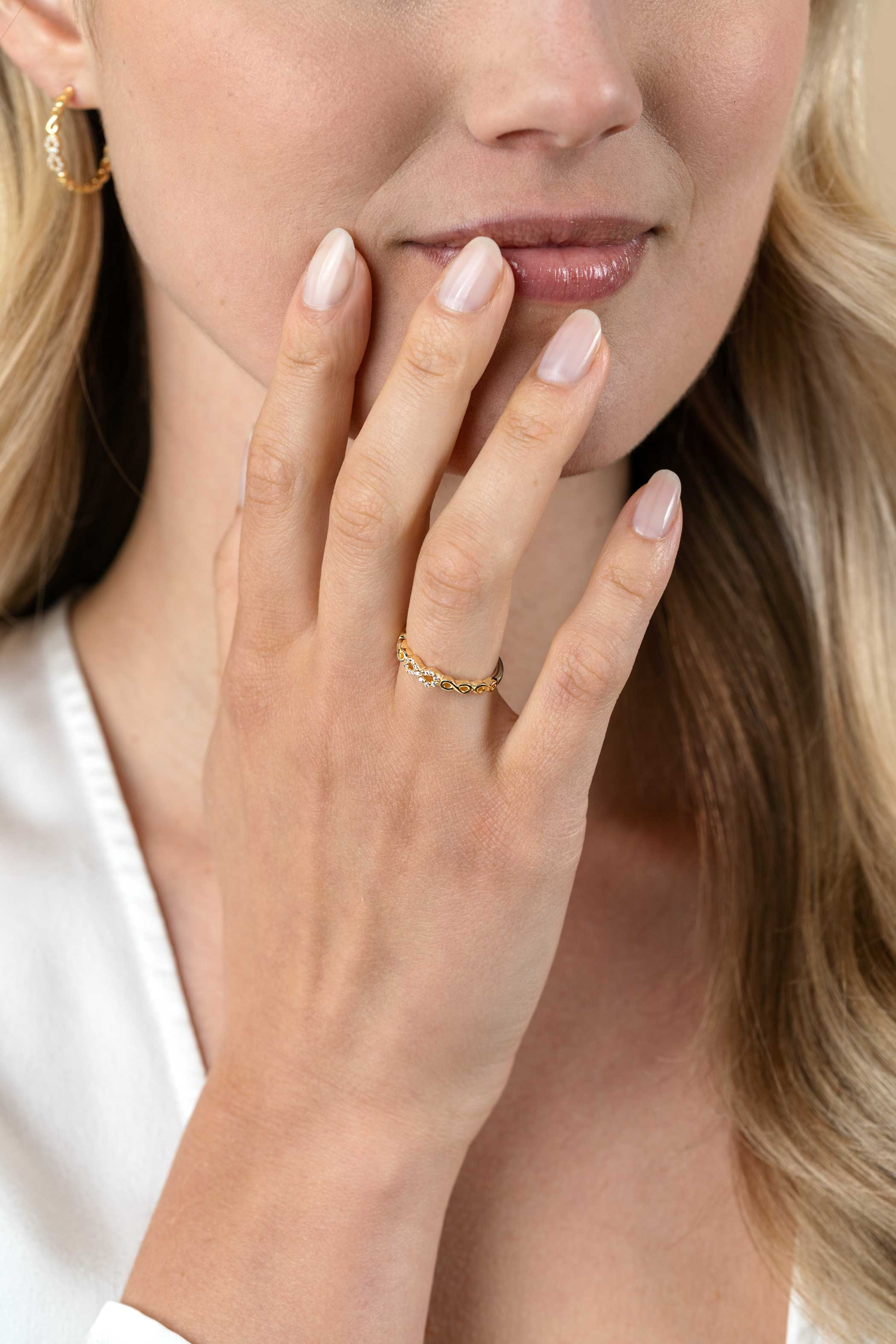 ZINZI vergoldeter Silber-Schmuckring mit eleganten Infinity-Gliedern, mittleres Glied besetzt mit weißen Zirkonia, 3mm breit ZIR2591