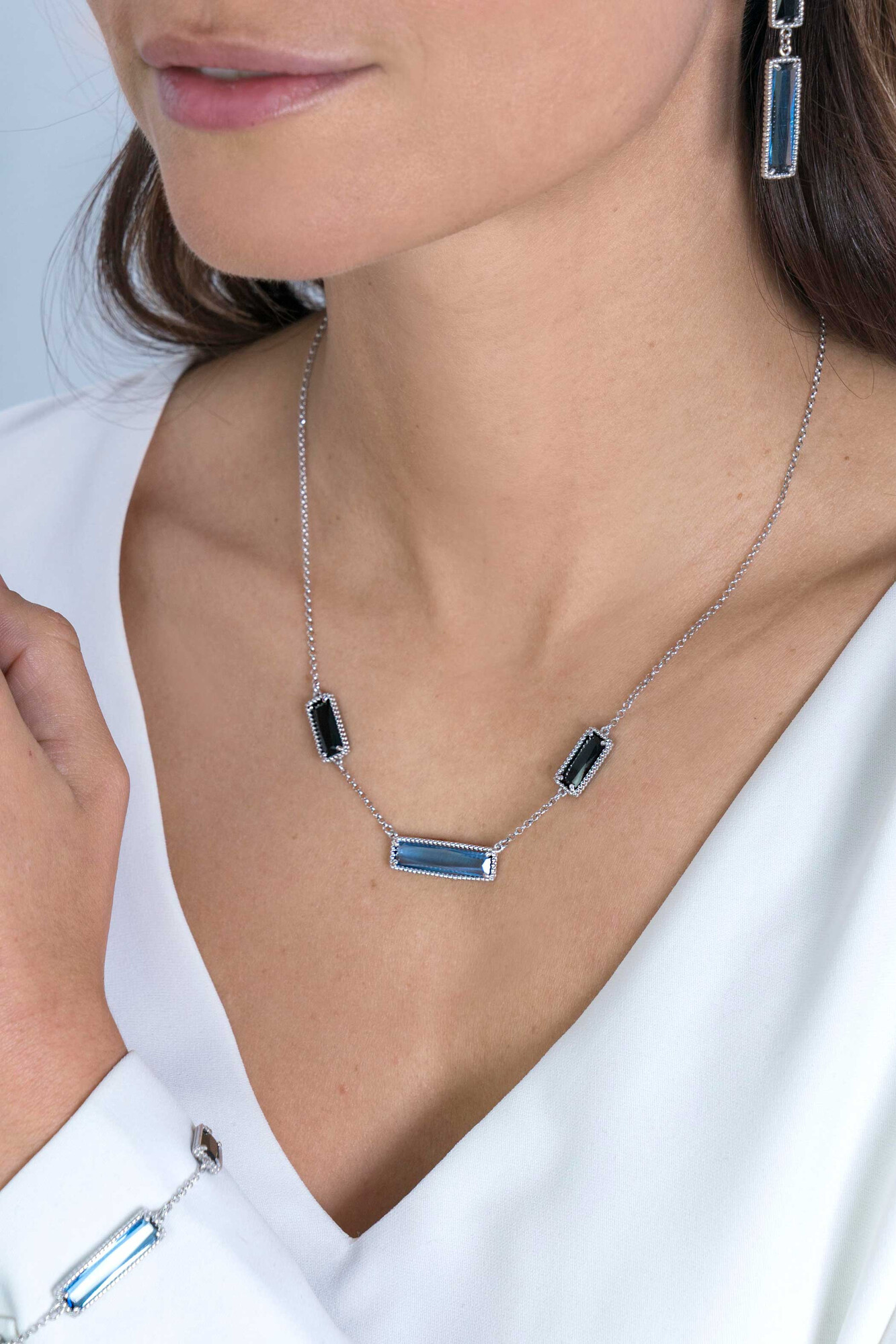 ZINZI silberne Fantasie Halskette mit große rechteckige Farbsteine blau/schwarz 42-45cm ZIC2111