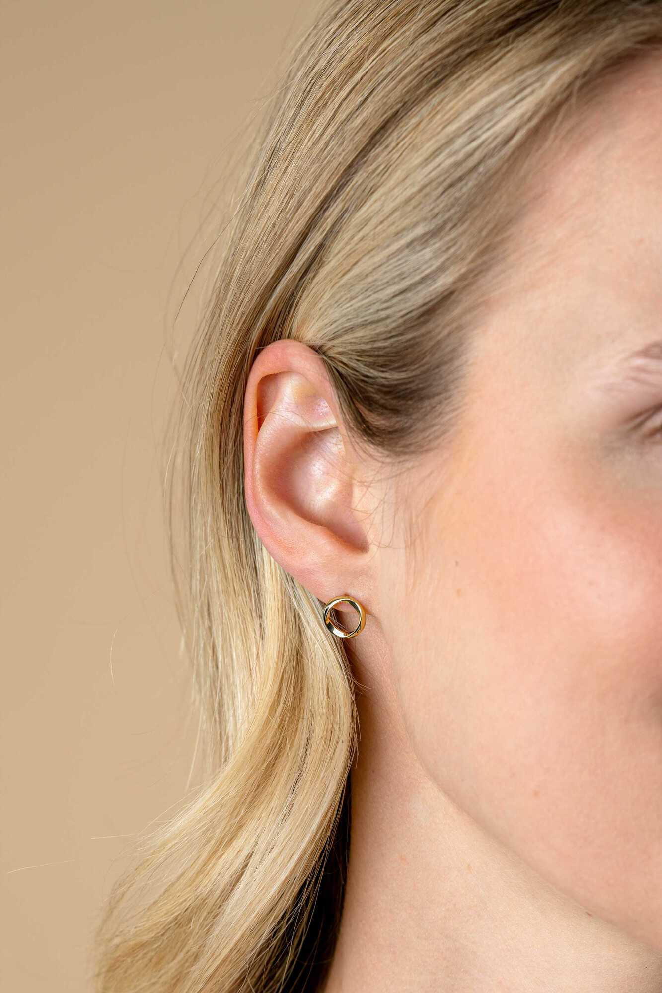 9mm ZINZI vergoldete Silber Ohrstecker offener Kreis mit organischer Form ZIO2611G