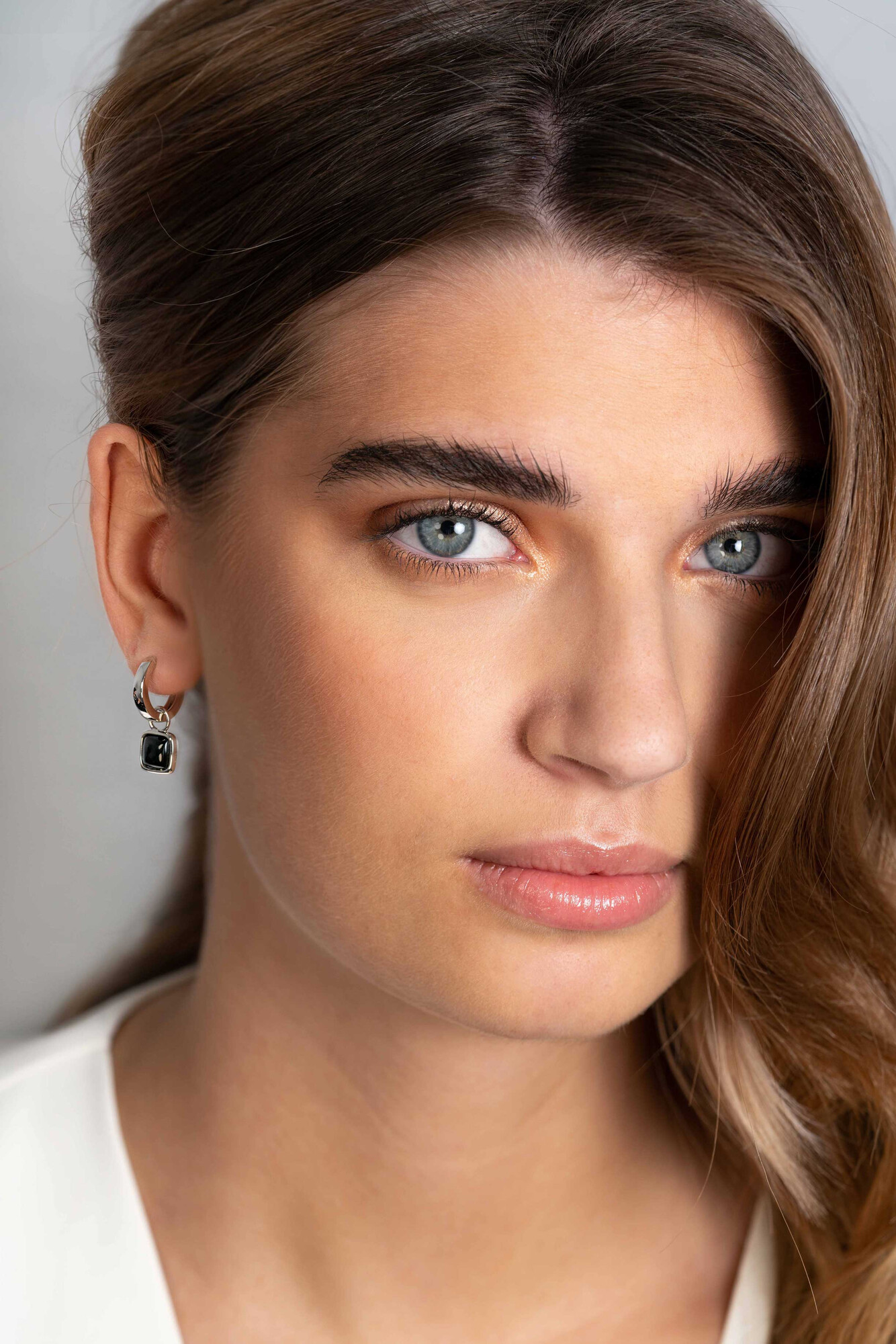 ZINZI silberne Ohranhänger quadratisch zweiseitig schwarzer Onyx und weißes Perlmutt 10mm ZICH2257