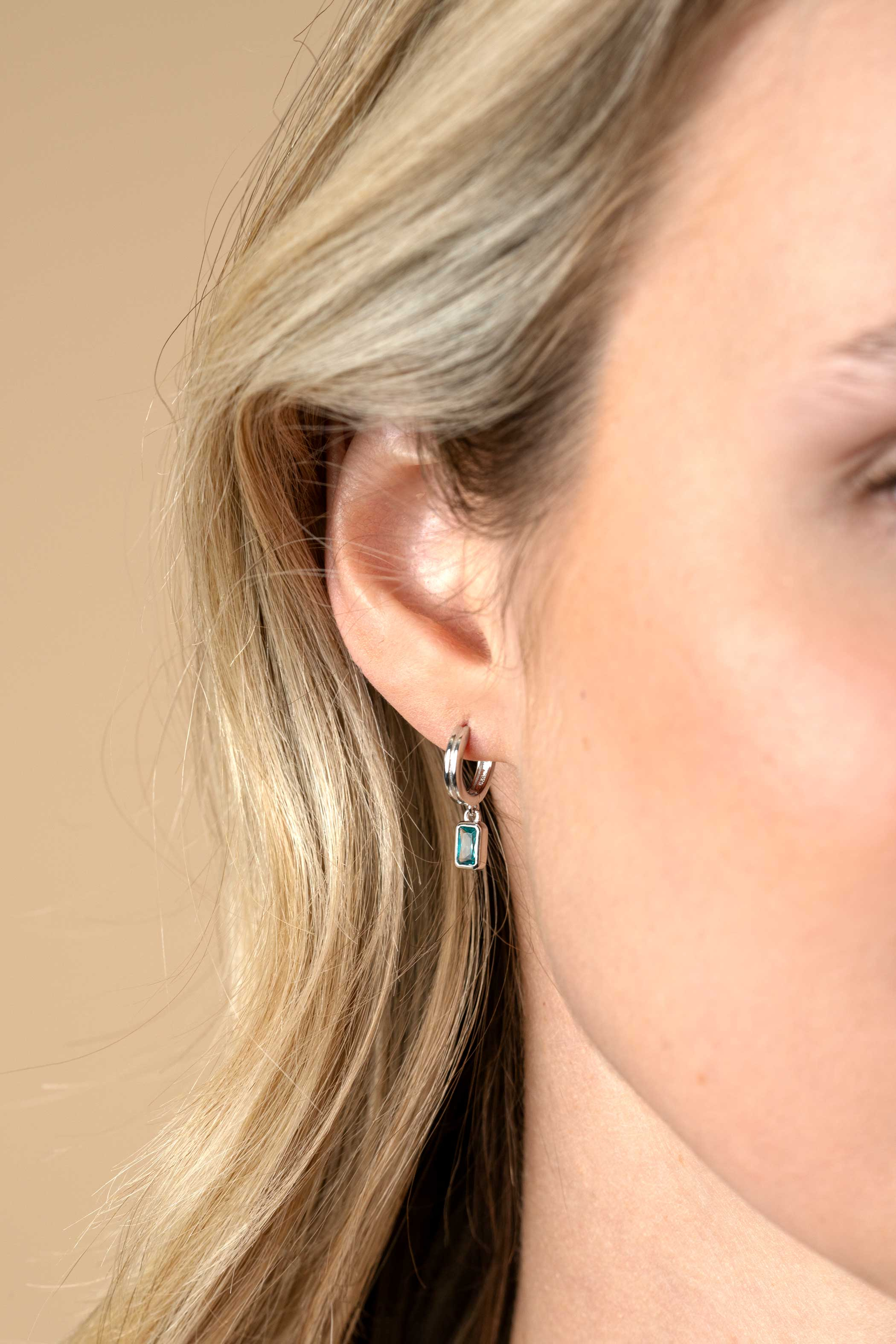 11mm ZINZI Silber Creolen mit baumelnden rechteckigen Anhängern, besetzt mit petrolblauen Steinen ZIO2614