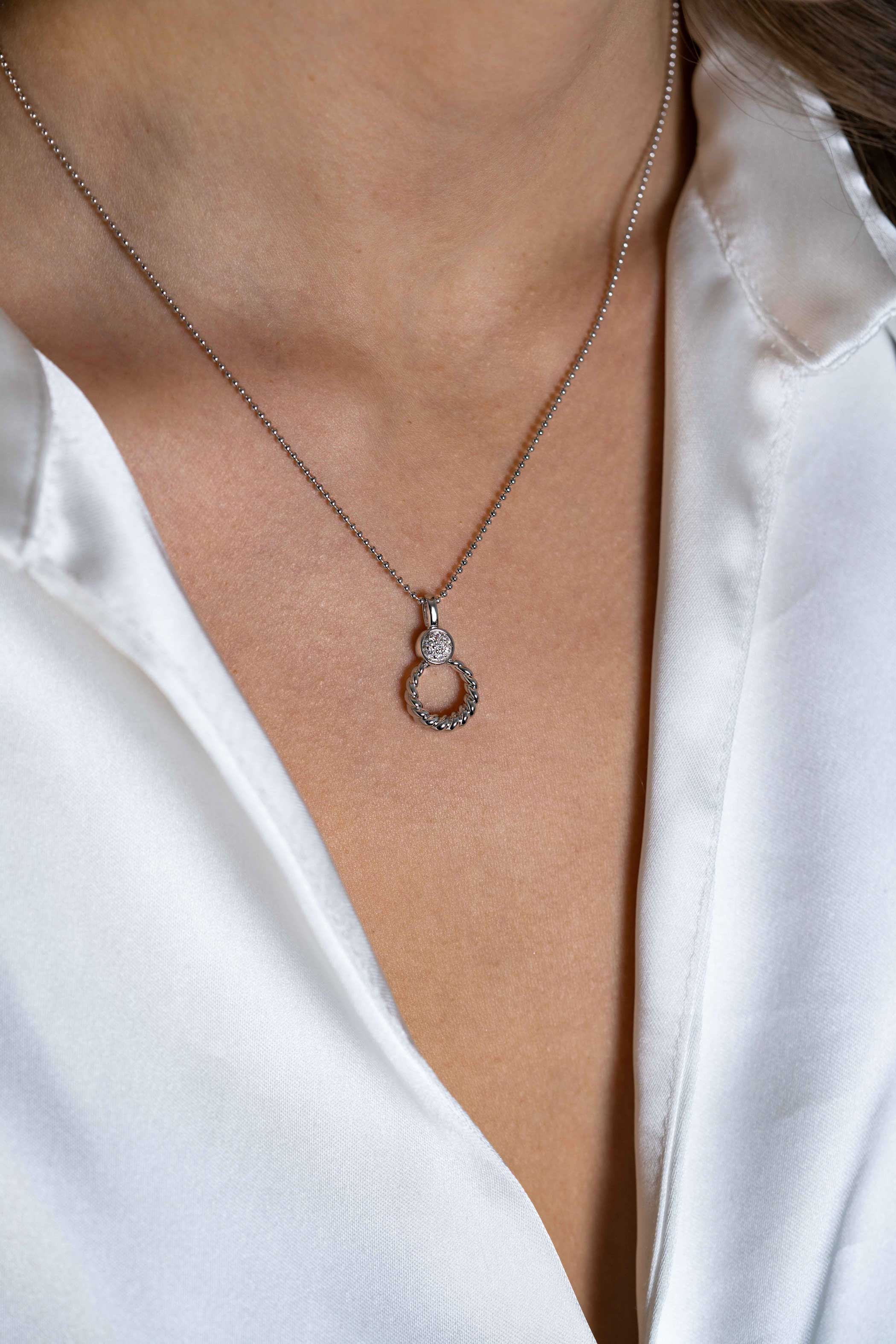 ZINZI zlv. hanger gedraaid open en rond zirconia's