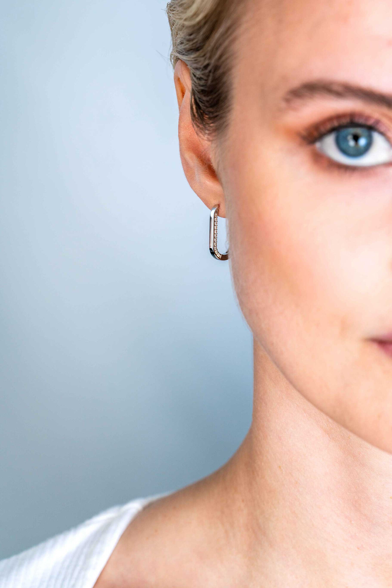 ZINZI * zlv. klapcreolen ovaal zirconia's 20x2.5mm