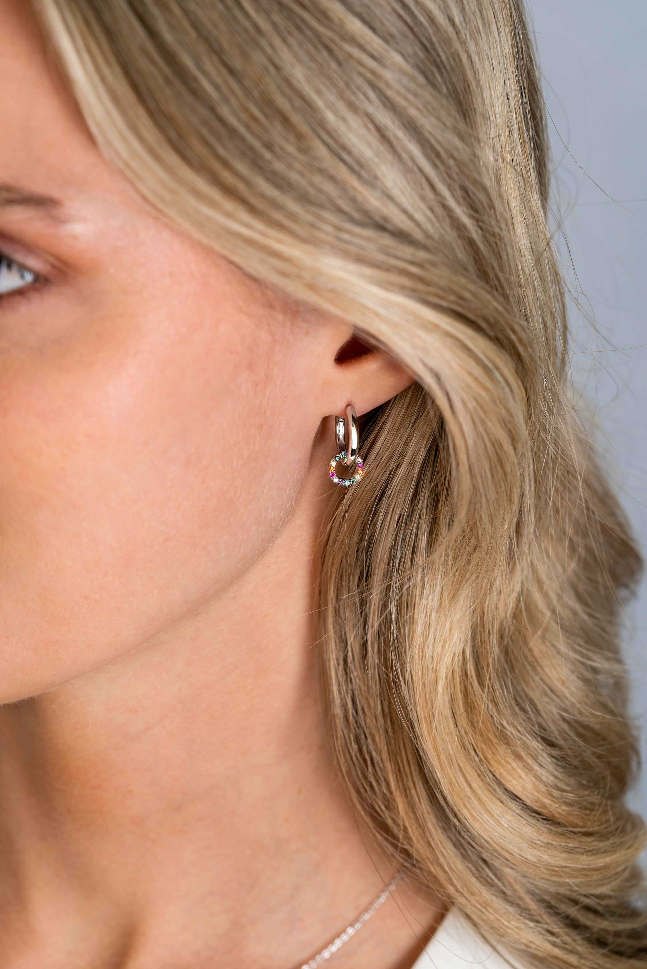 ZINZI zlv. creoolhangers rond zirconia regenboog