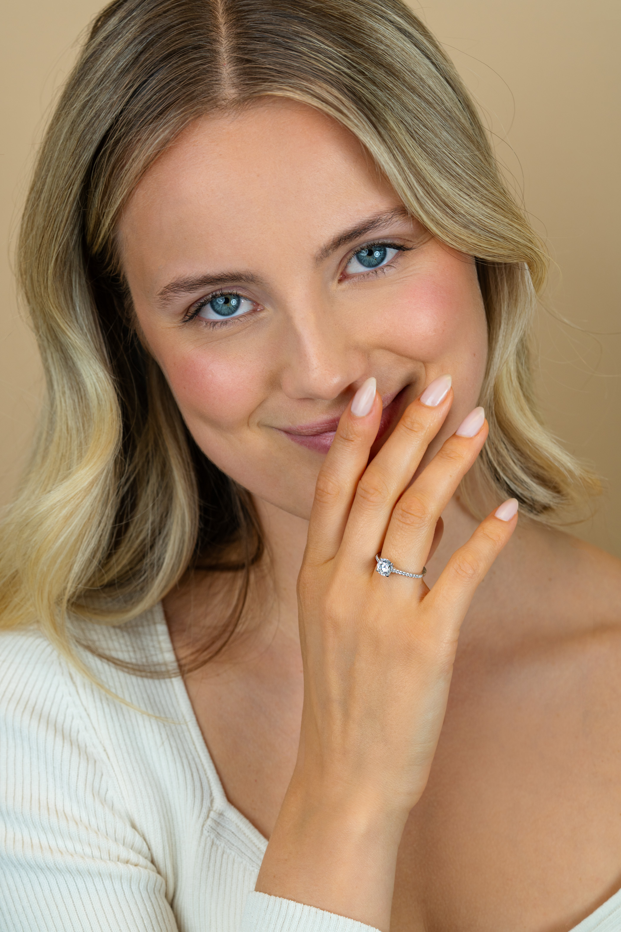 ZINZI Silberner Verlobungsring mit einer großen runden weißen Zirkonia (6,5mm) in Krappenfassung und einem kleinen Herz an der Seite ZIR2696