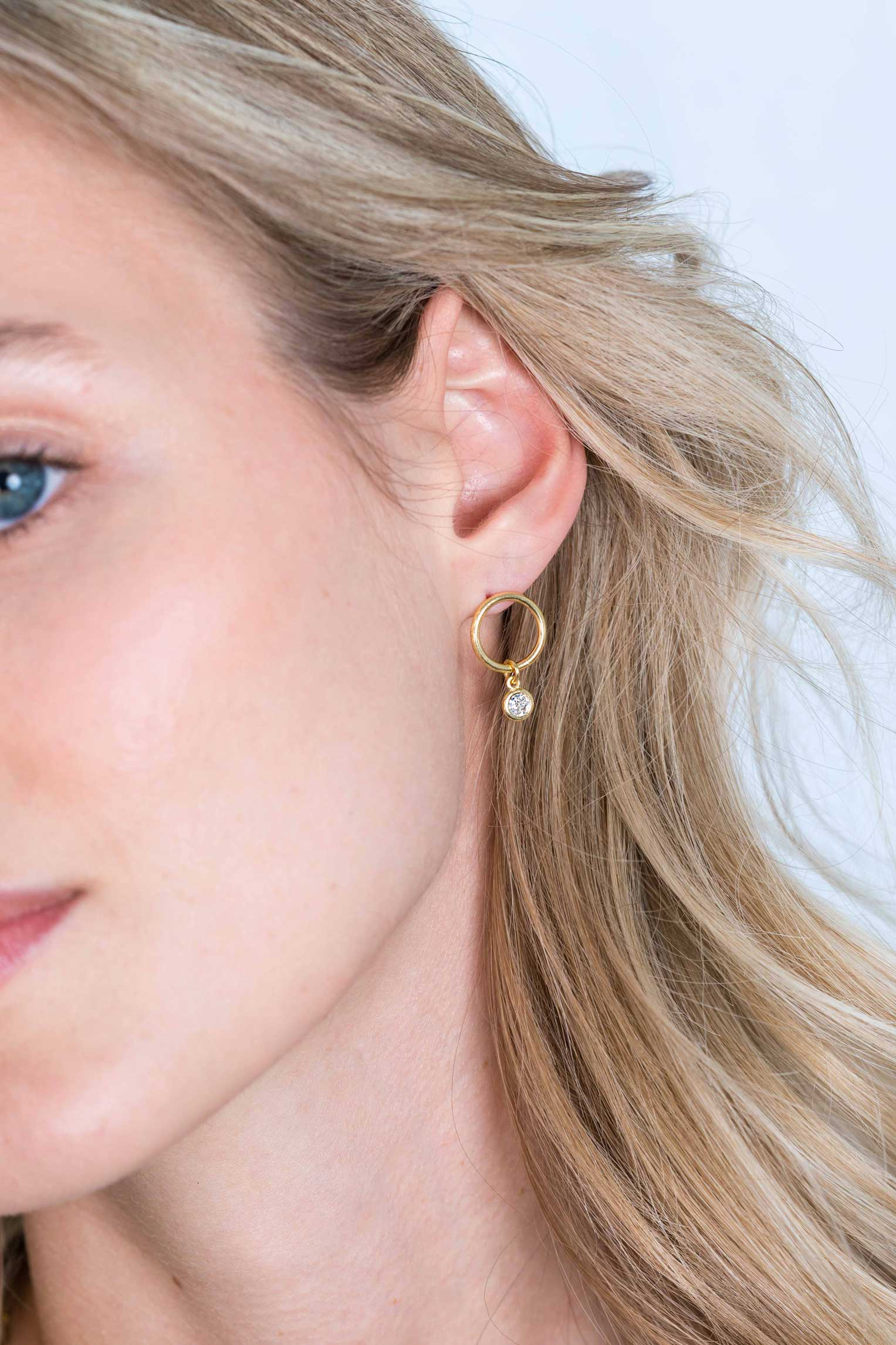 ZINZI silberne Ohrstecker 14K gelb vergoldet 13mm runde Anhänger weiße Zirkonia ZIO2200Y