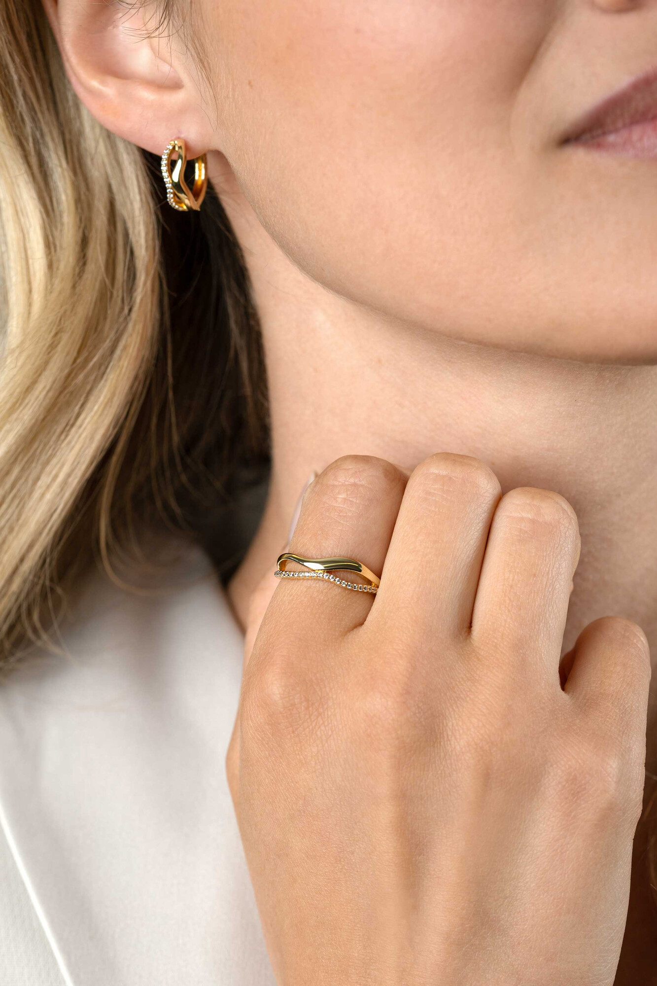 ZINZI vergoldeter Silber-Multilook-Ring (6mm breit) organisch geformt mit zwei geschwungenen Bahnen, davon eine besetzt mit weißen Zirkonia ZIR2629Y