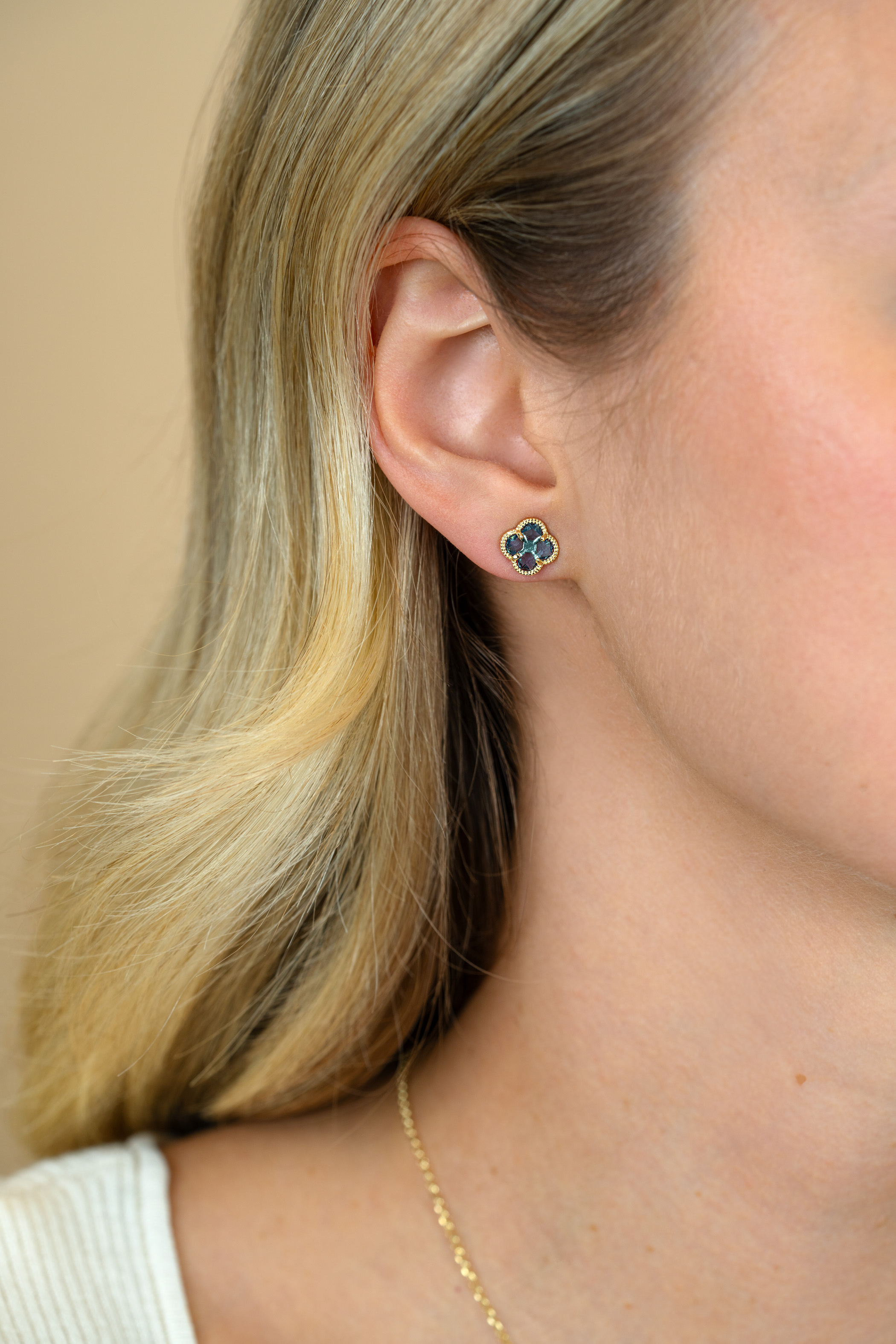 9mm ZINZI Vergoldete Silberne Kleeblatt-Ohrstecker mit hellblauem Edelstein ZIO2662B