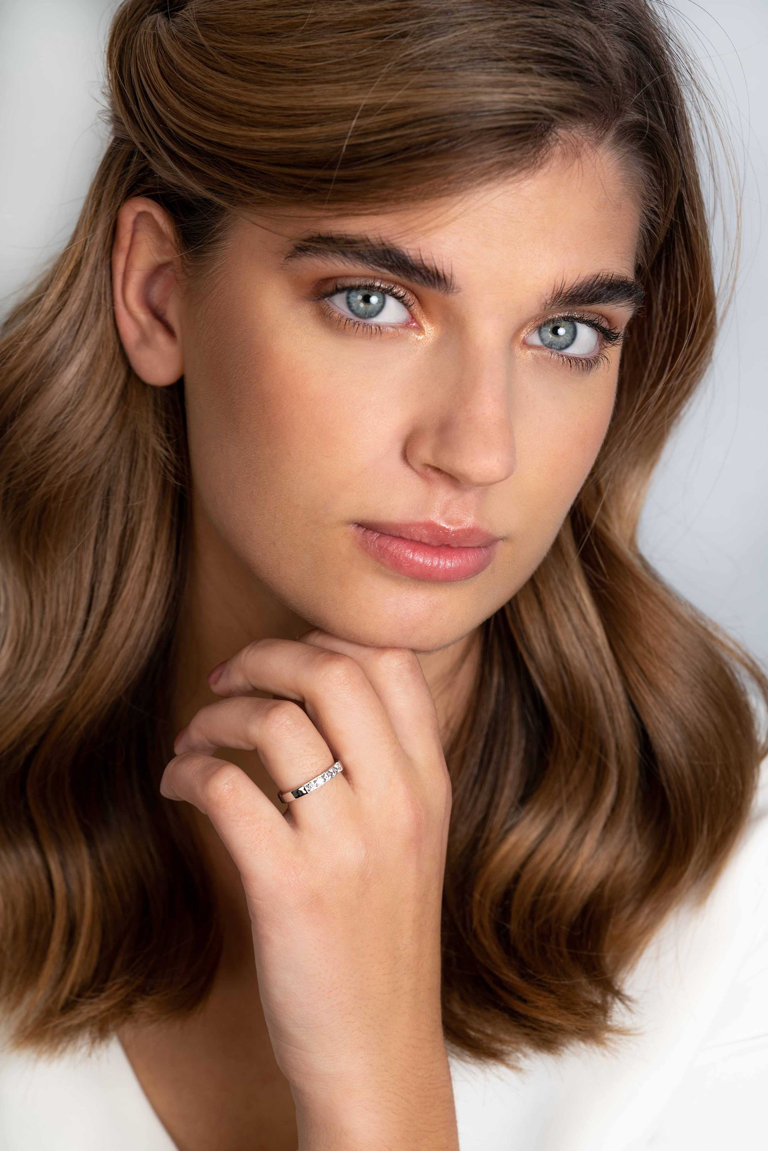 ZINZI silberner breiter glatter Ansteckring besetzt mit fünf weißen Zirkonias ZIR2131