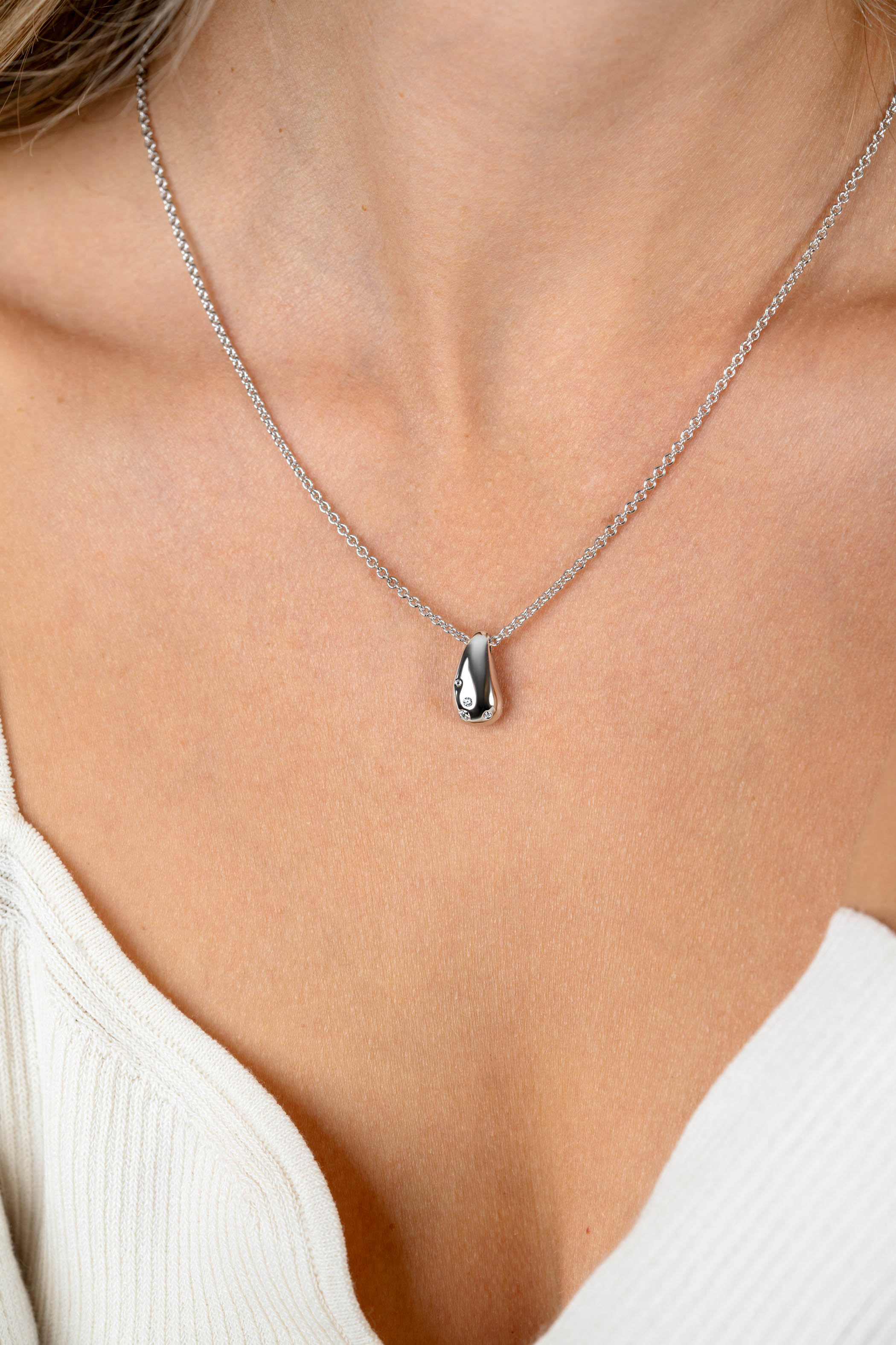 ZINZI Silber Gliederkette mit tropfenförmigem Anhänger (15 mm), besetzt mit vier weißen Zirkonias, 42-45 cm ZIC2655