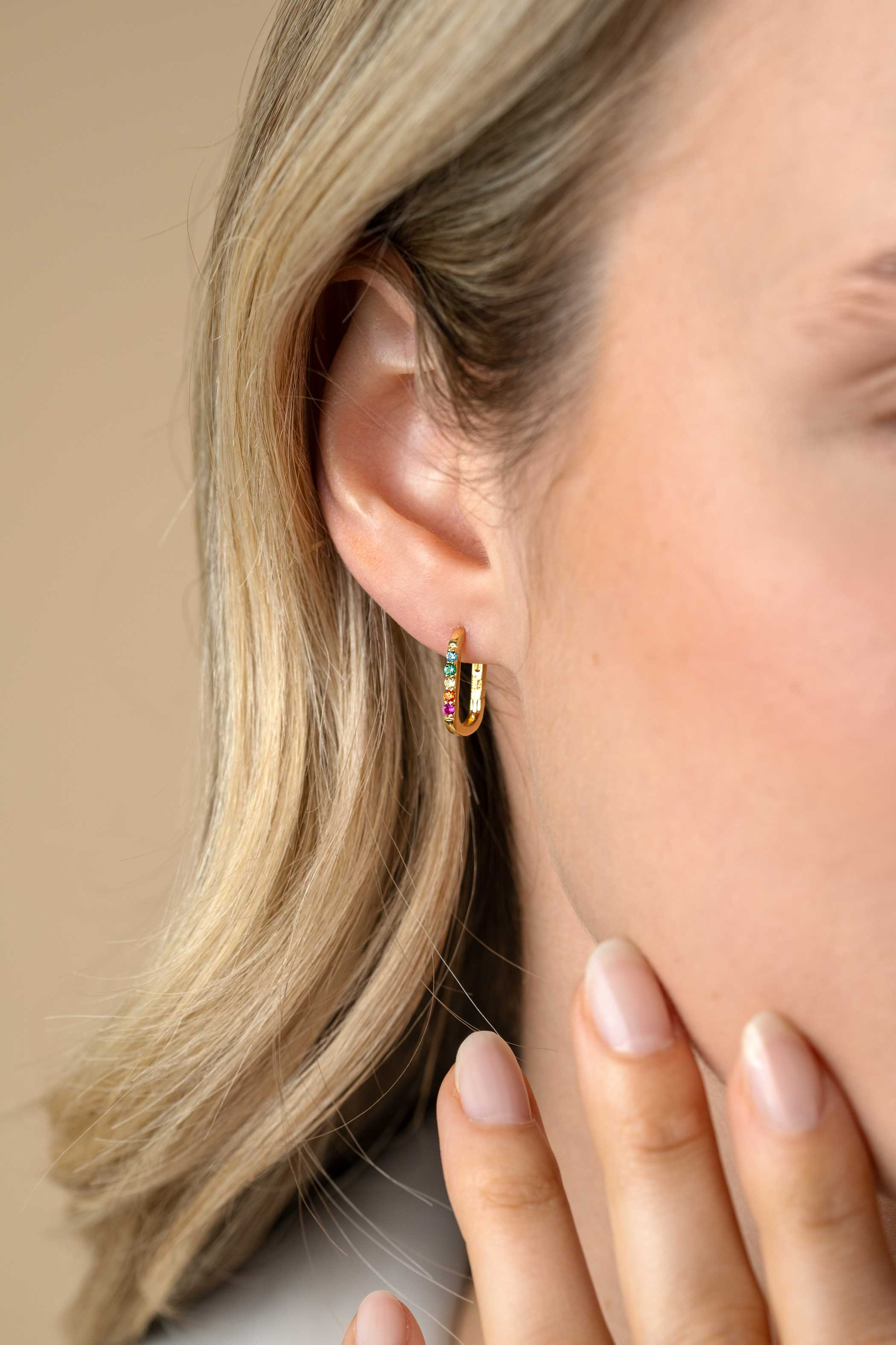 14mm ZINZI vergoldete Silber Luxusringe in ovaler Form, besetzt mit regenbogenfarbenen Steinen ZIO2598