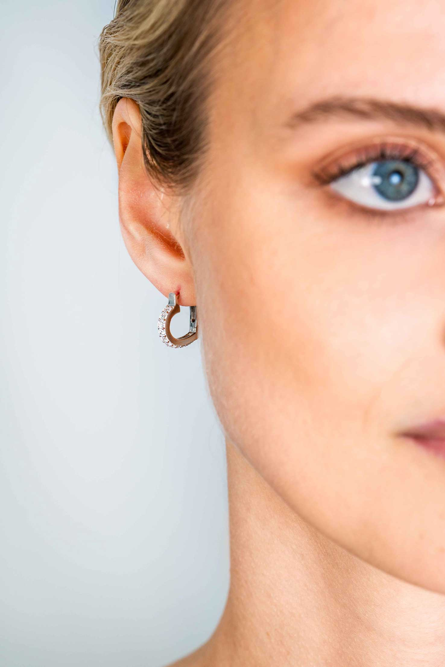 ZINZI zlv. klapcreolen hartvorm met zirc. 18x2.5mm