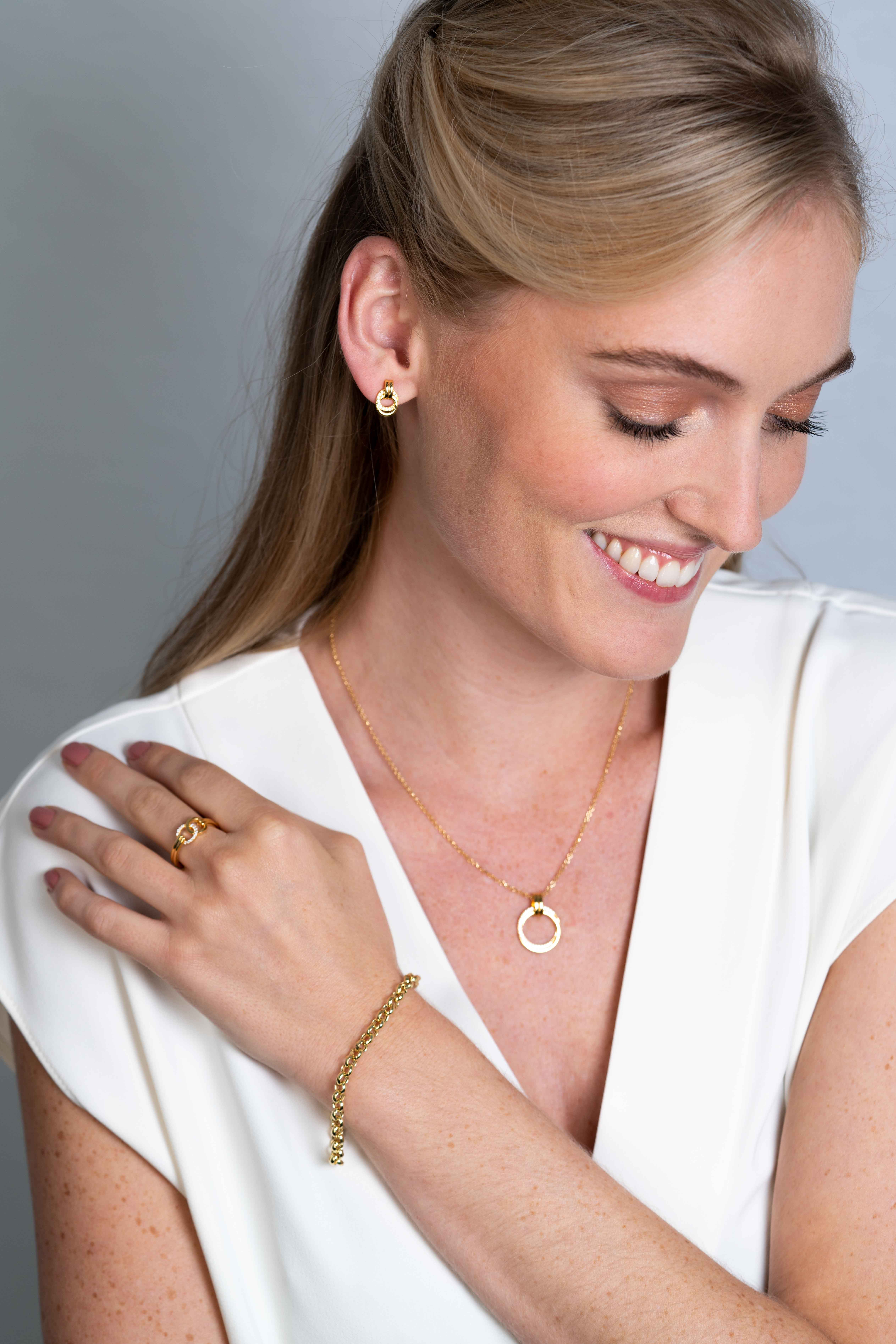 ZINZI silberne Ohrstecker 14K gelbvergoldet 13mm miteinander verbunden runde Formen glatt und weißer Zirkonia ZIO2266Y