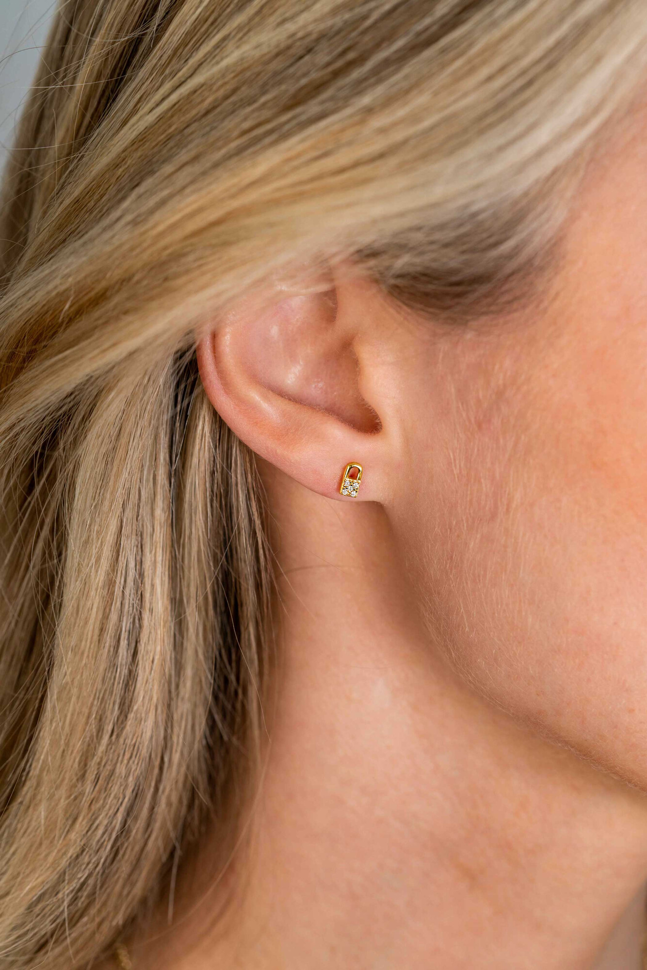 ZINZI zlv. oorknopjes goud verguld slotje met zirc