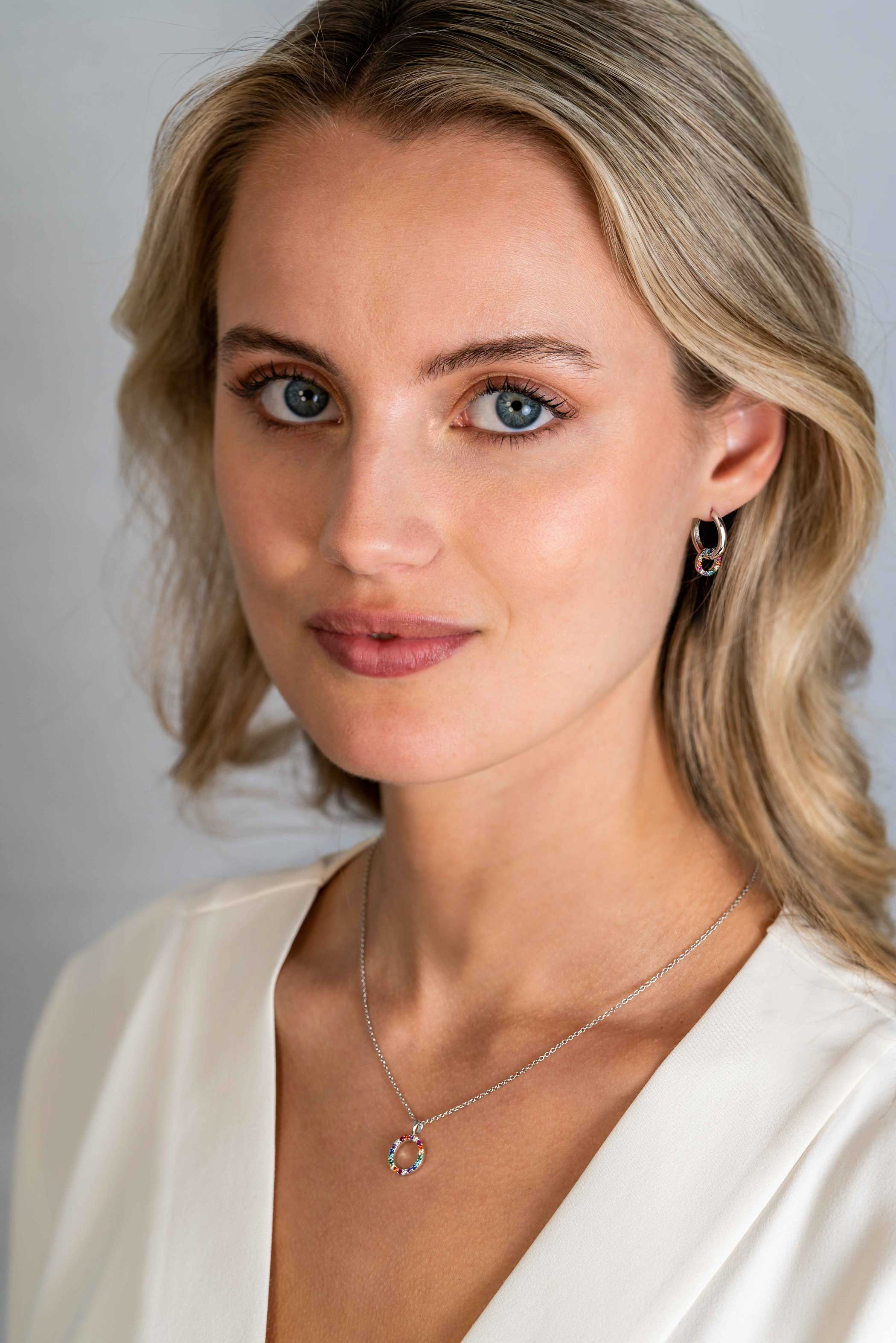 ZINZI zlv. creoolhangers rond zirconia regenboog