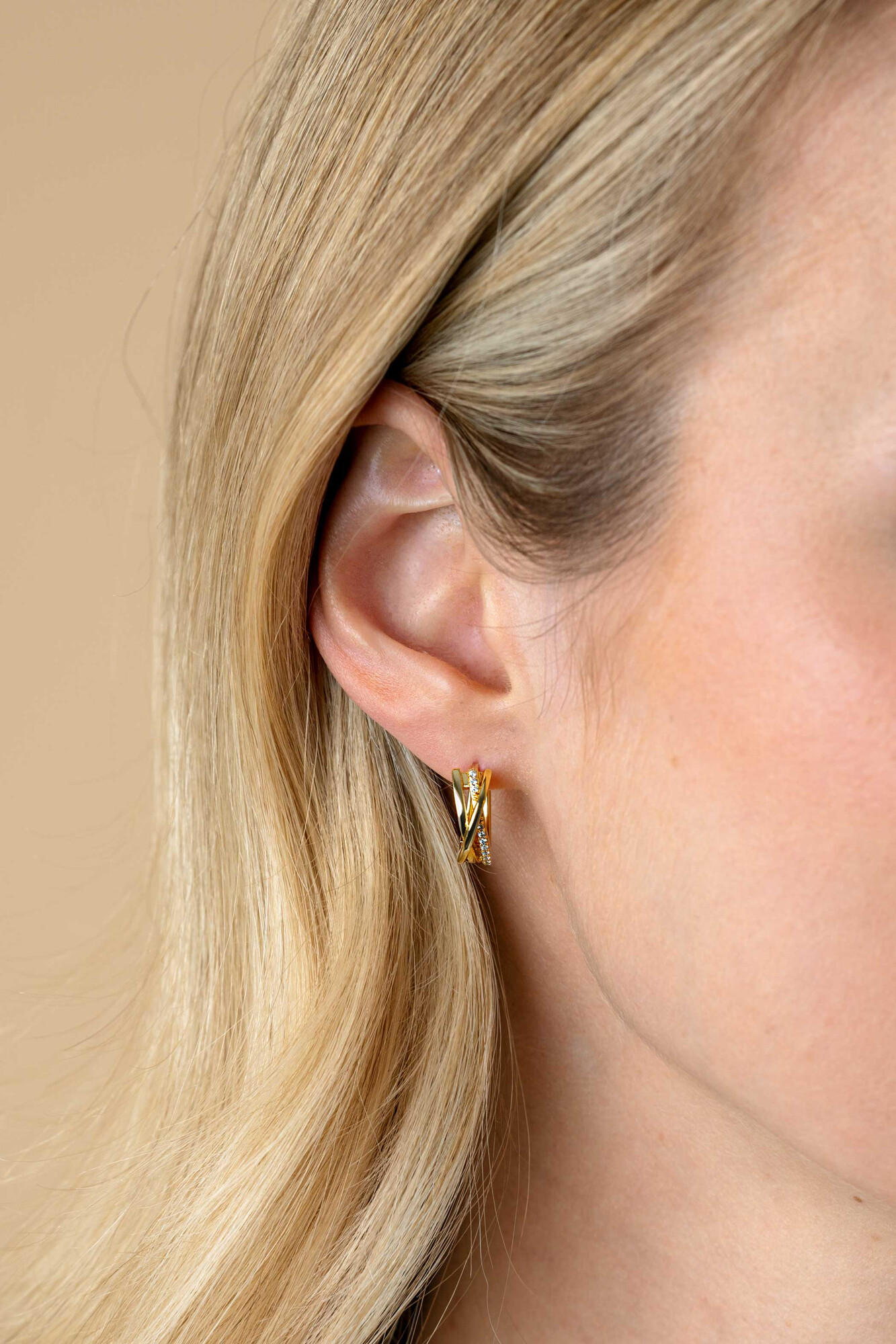 16mm ZINZI vergoldete Silber Cross-Over Creolen 5,5mm breit, besetzt mit weißen Zirkonia ZIO1774Y