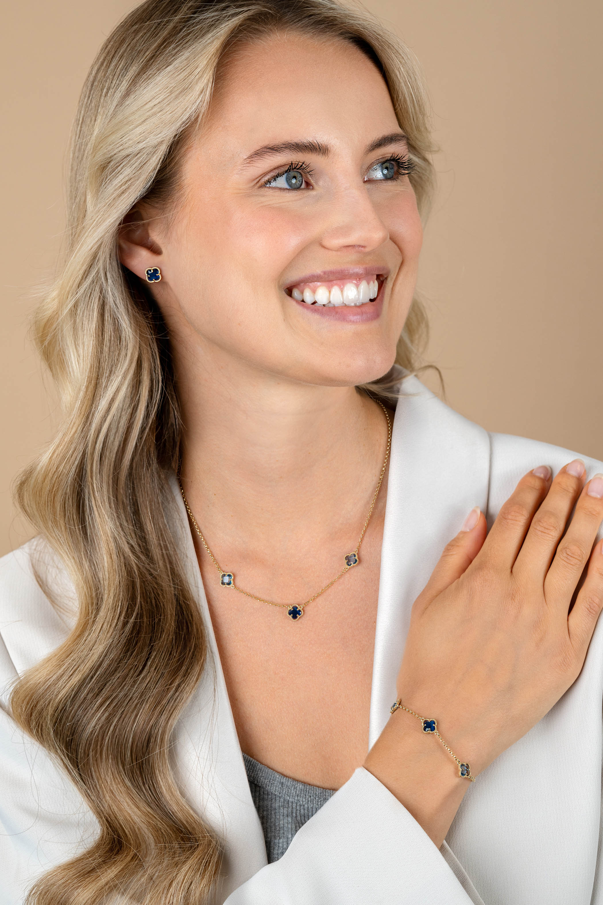 9mm ZINZI Vergoldete Silberne Kleeblatt-Ohrstecker mit dunkelblauem Edelstein ZIO2662DB